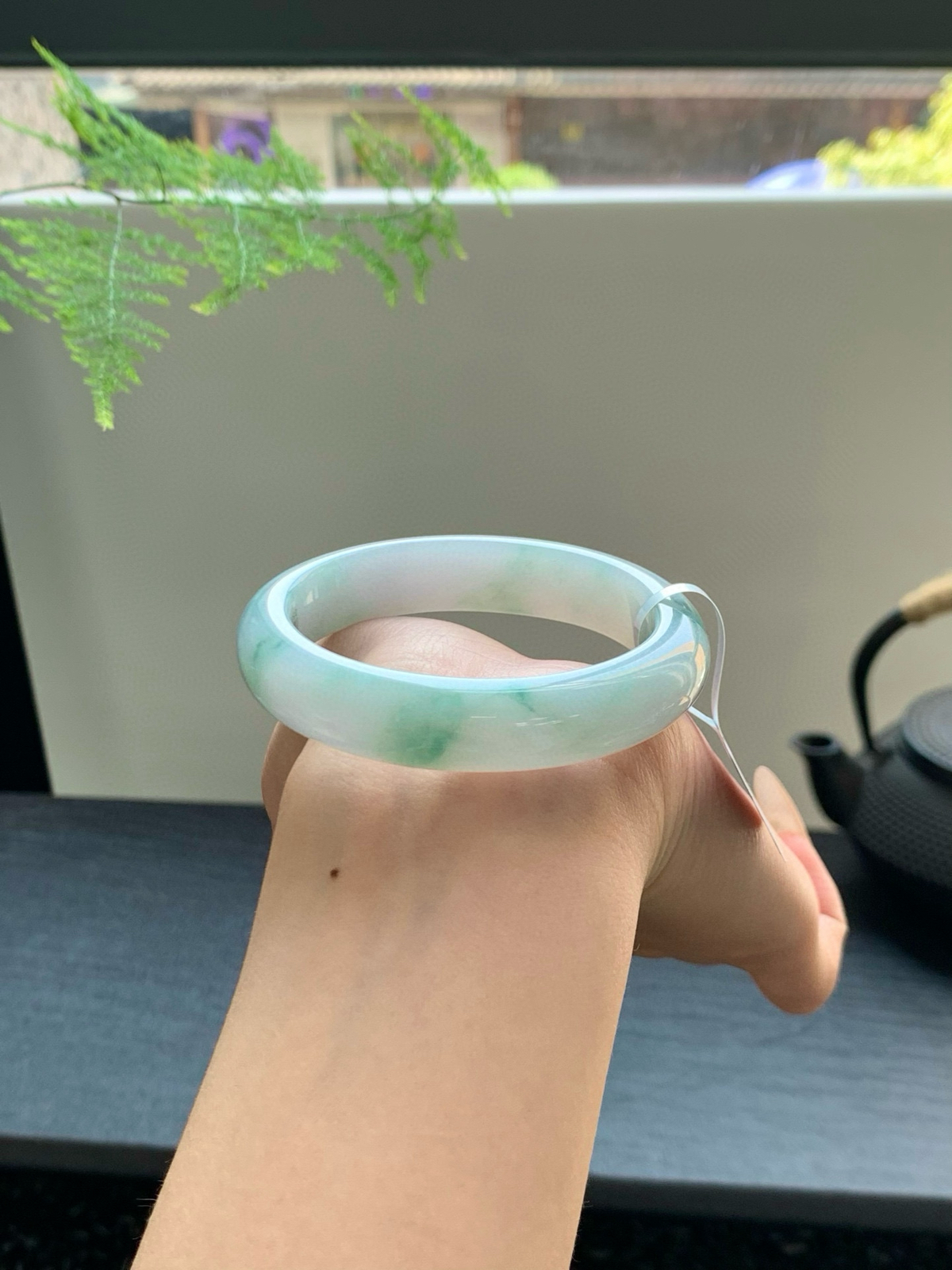 【冰飘花贵妃手镯】
抬手时绿意随光影流转仿佛腕间栖着一帧会动的江南水墨画微纹，54-12-7.5mm