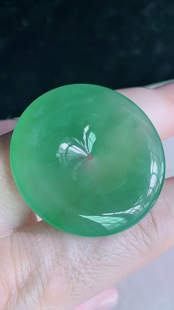 【翡翠名称】老坑种18K金镶冰绿如意吊坠
【翡翠尺寸】直径厚度35.5/6.3mm
【翡翠描述】宝贝