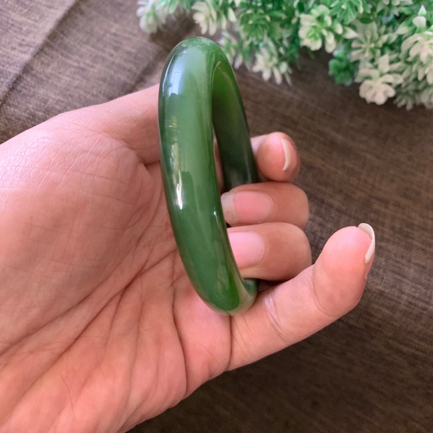 臻品，和田玉碧玉58.5圈口阳绿色猫眼手镯，镯型古朴典雅。在诗情画意的雨巷相遇，你是我腕间的一抹风情，有你眸有深情.清风荡漾湖间静水，我愿俯身低眉，在烟波涟漪处寻