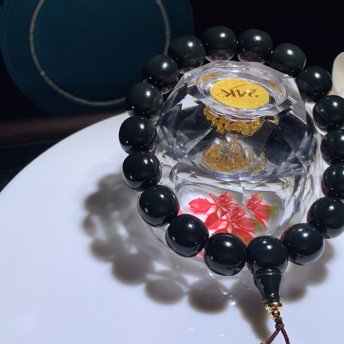 新疆和田玉黑青塔青老型珠手串 单颗尺寸11/12重52克。玉质细腻油润。手推出油。佩戴高端典雅。lt251227