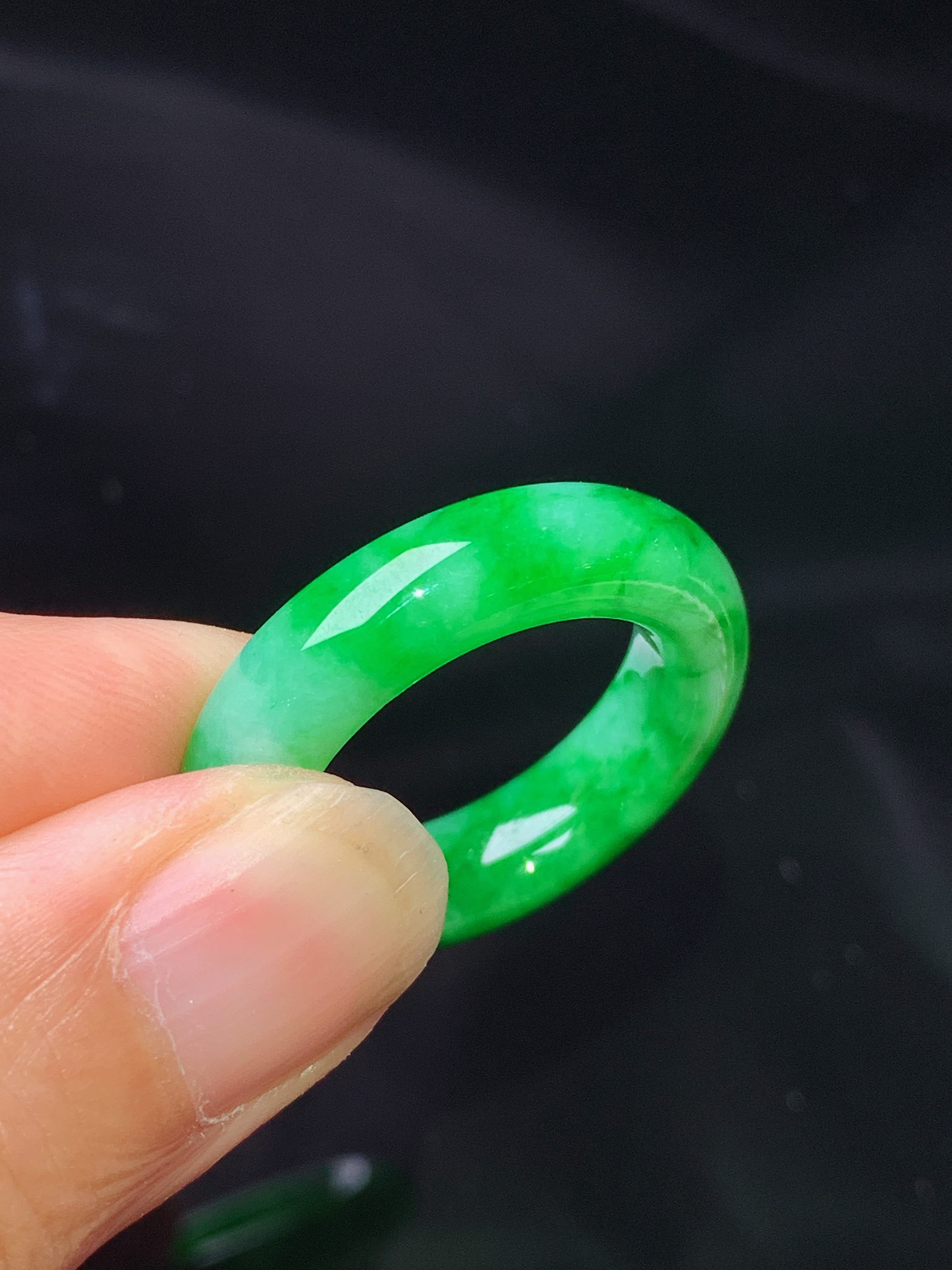 翠绿指环 玉质细腻 色泽艳丽清新 水润亮眼 圈口16 整体尺寸