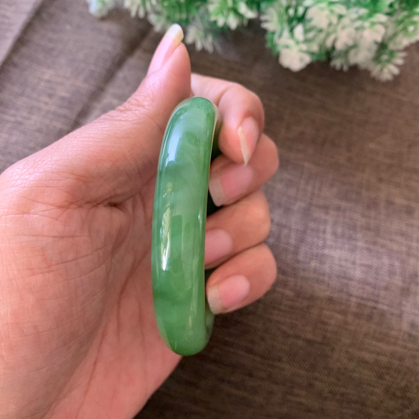 和田玉55圈口阳绿色猫眼手镯，镯型古朴典雅。在诗情画意的雨巷相遇，你是我腕间的一抹风情，有你眸有深情