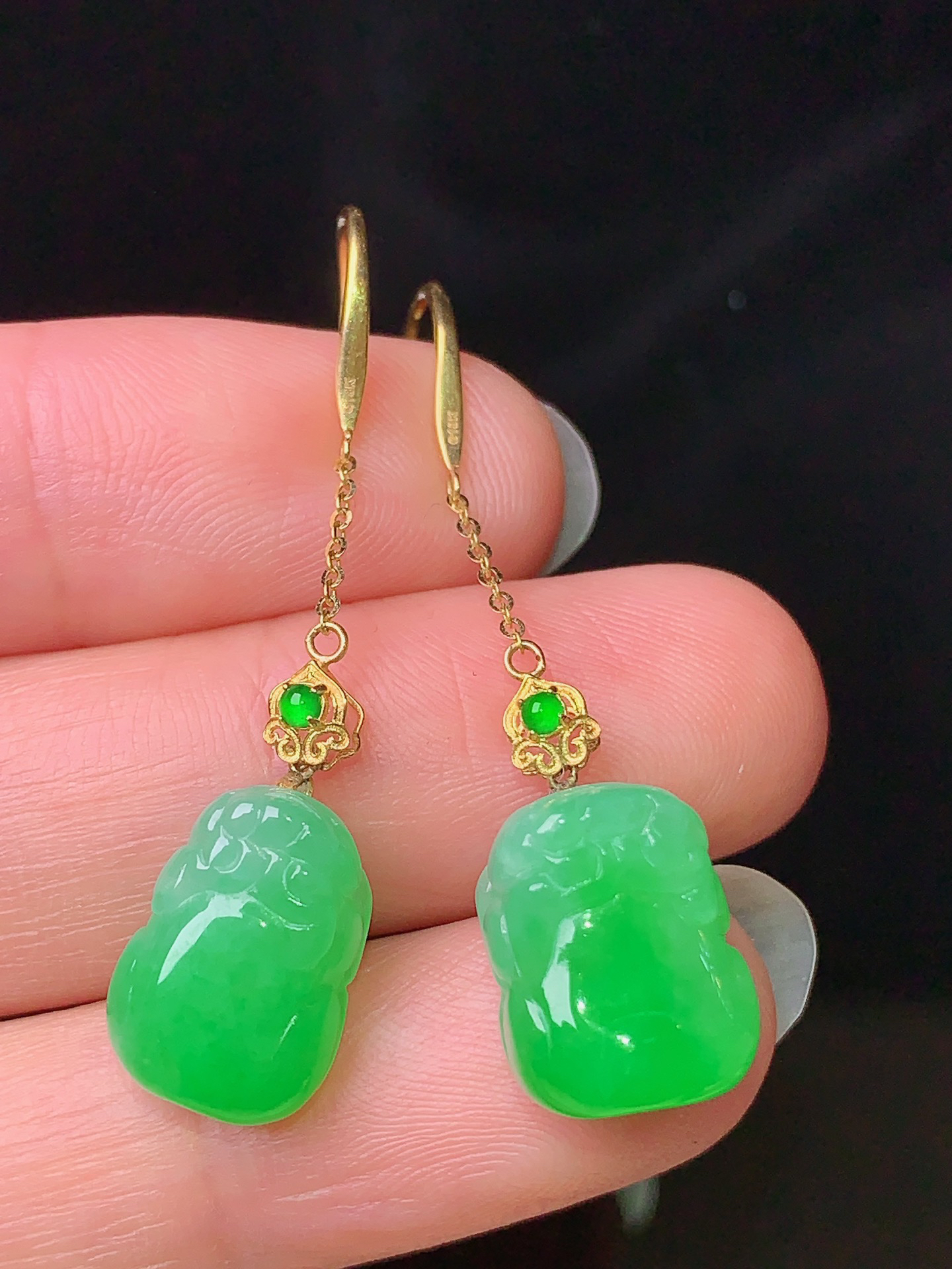 18k金镶嵌翠绿貔貅耳坠 玉质细腻 色泽艳丽清新 水润亮眼 整体尺寸39.2*9.7*7