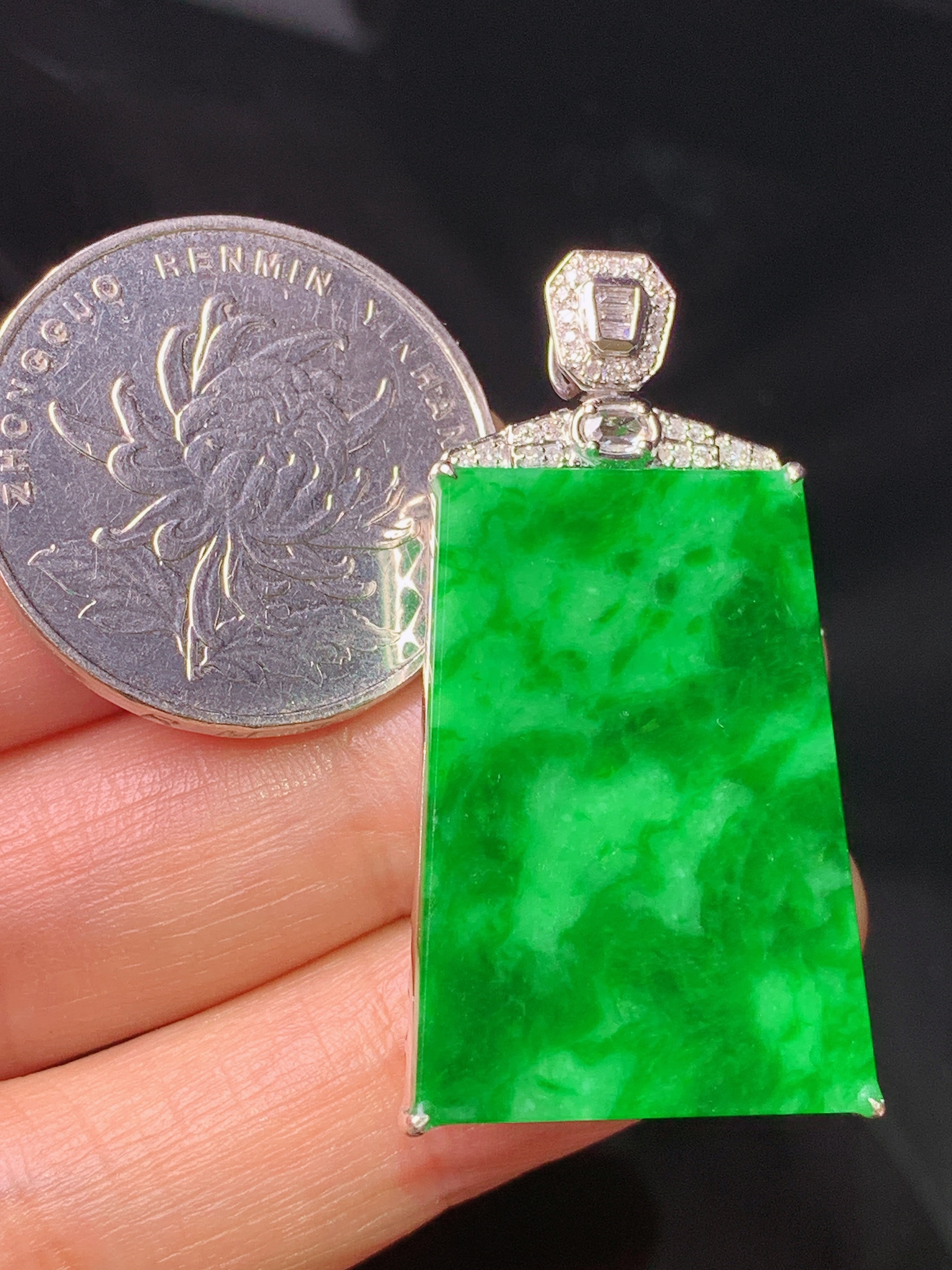 18k金钻镶嵌满绿无事牌吊坠 玉质细腻 色泽艳丽清新 水润亮眼 整体尺寸39.2*20*5.3