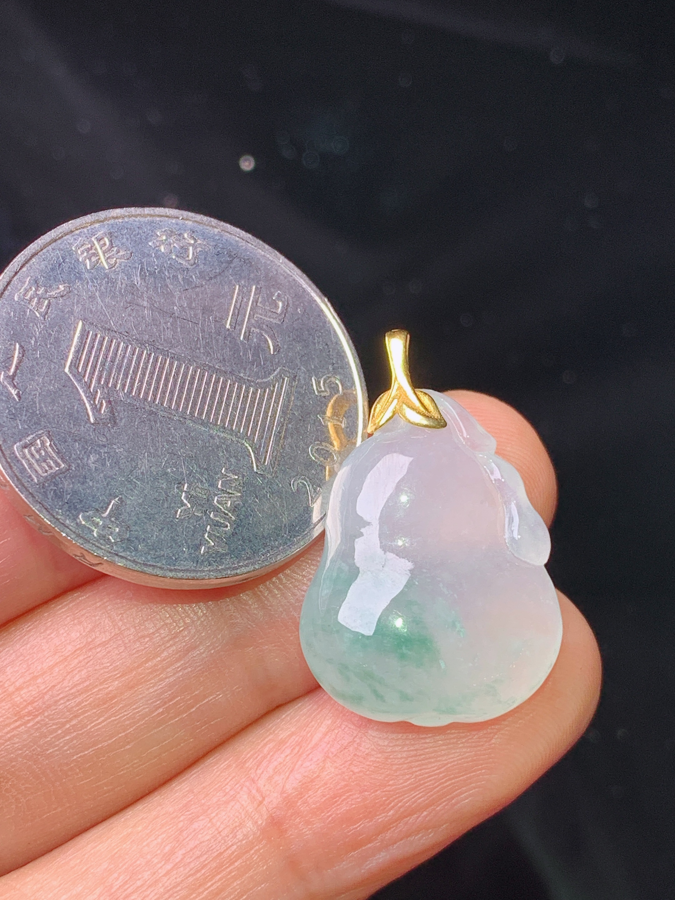 18k金镶嵌飘绿葫芦吊坠 玉质细腻 色泽艳丽清新 水润亮眼 整体尺寸24*15.8*6.8