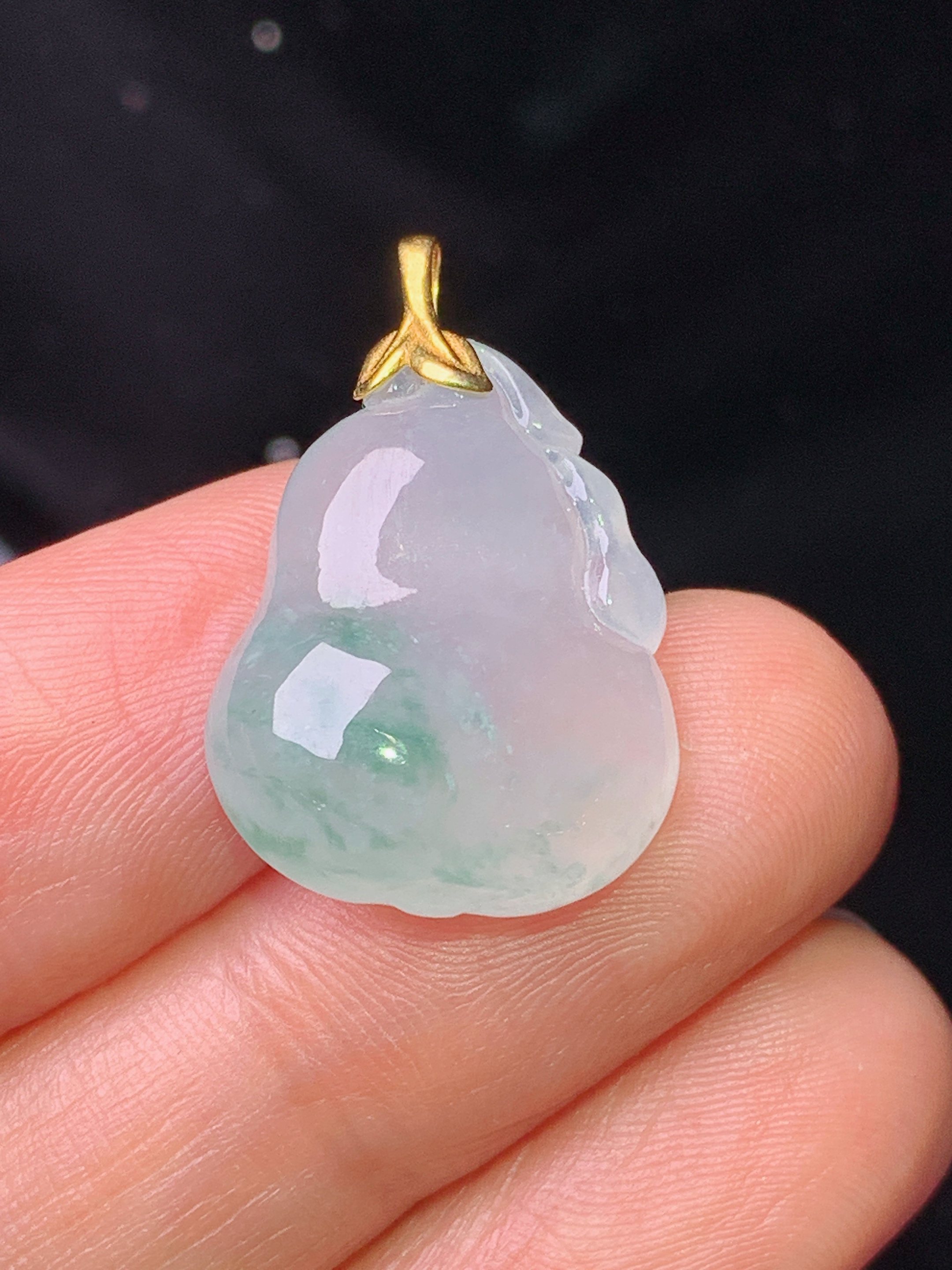 18k金镶嵌飘绿葫芦吊坠 玉质细腻 色泽艳丽清新 水润亮眼 整体尺寸24*15.8*6.8