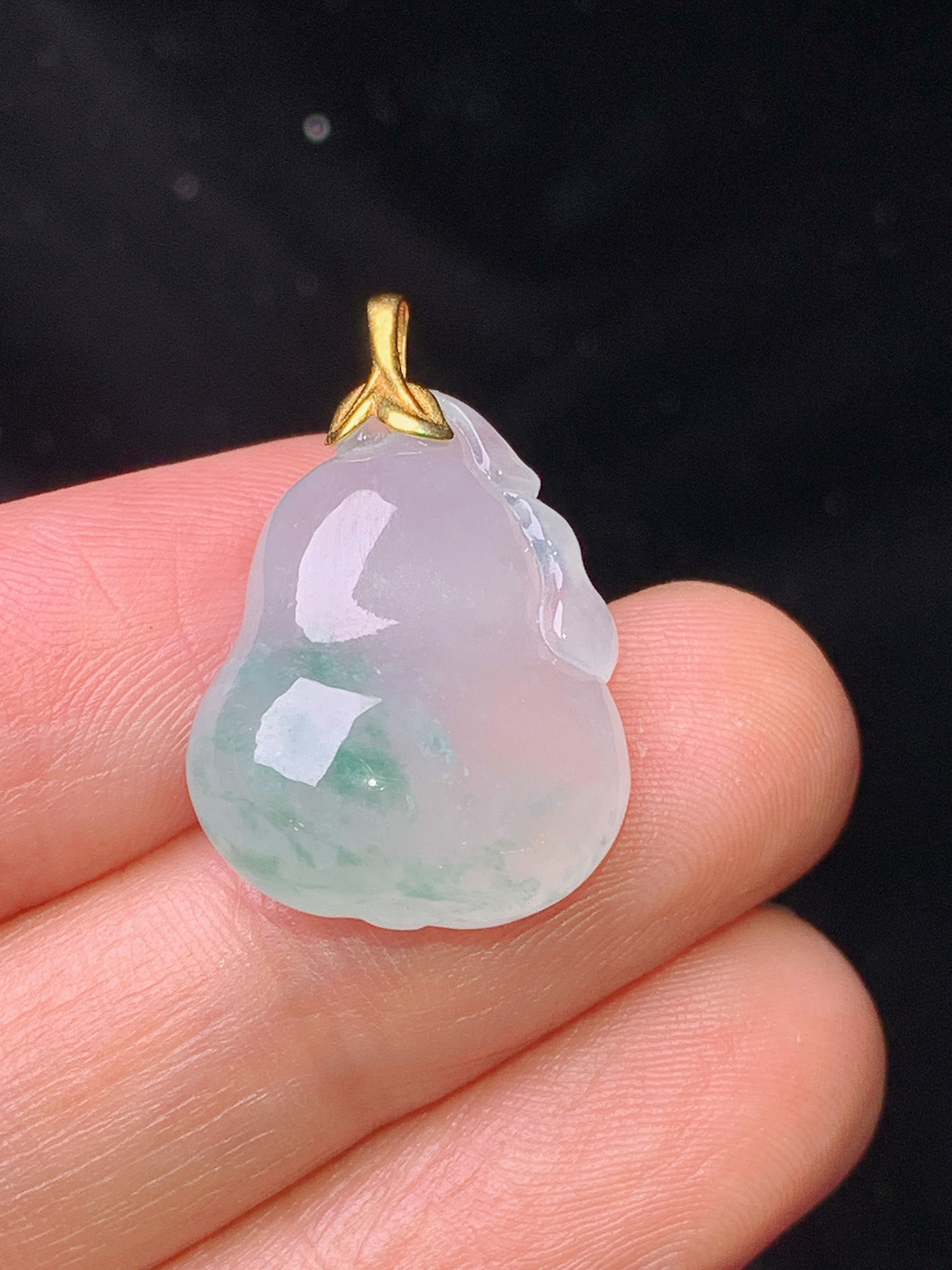 18k金镶嵌飘绿葫芦吊坠 玉质细腻 色泽艳丽清新 水润亮眼 整体尺寸24*15.8*6.8