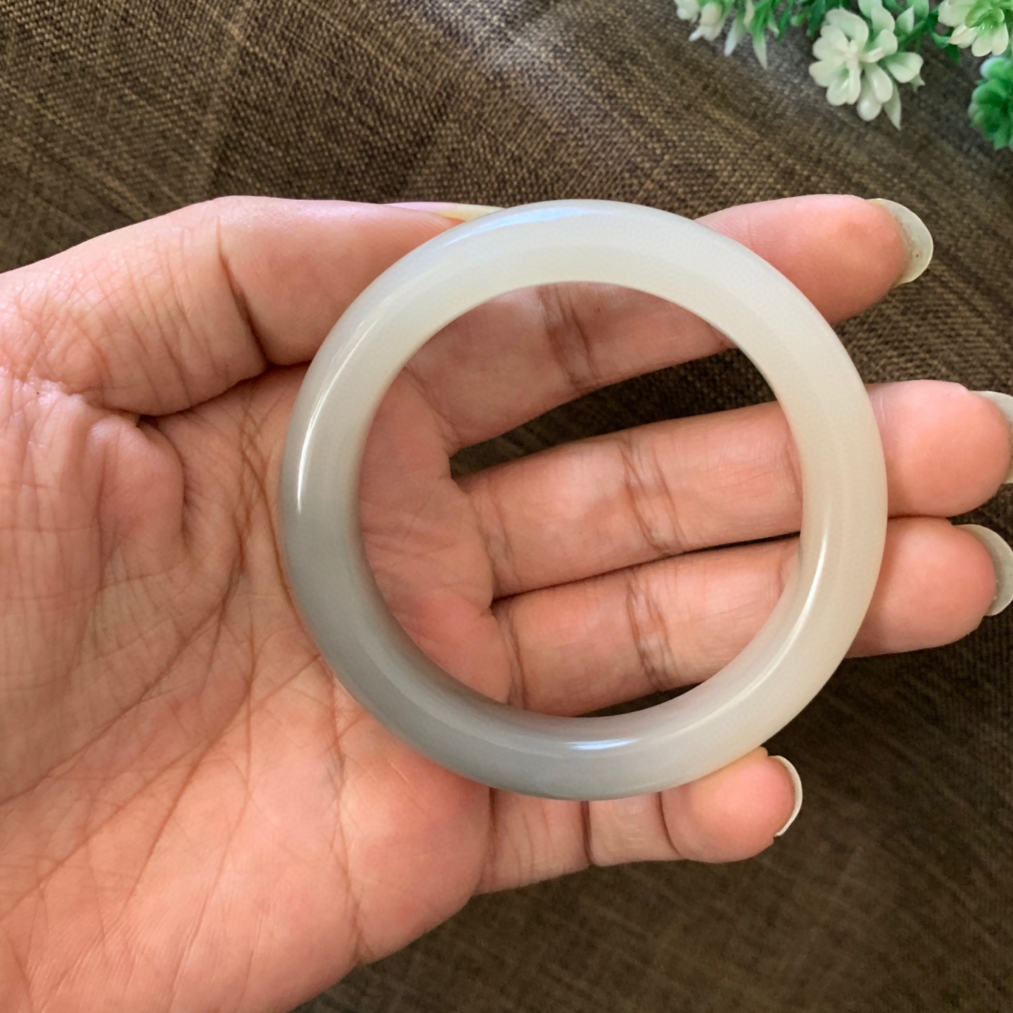 和田玉54.5圈口白加紫手镯，镯型古朴典雅。在诗情画意的雨巷相遇，你是我腕间的一抹风情，有你眸有深情