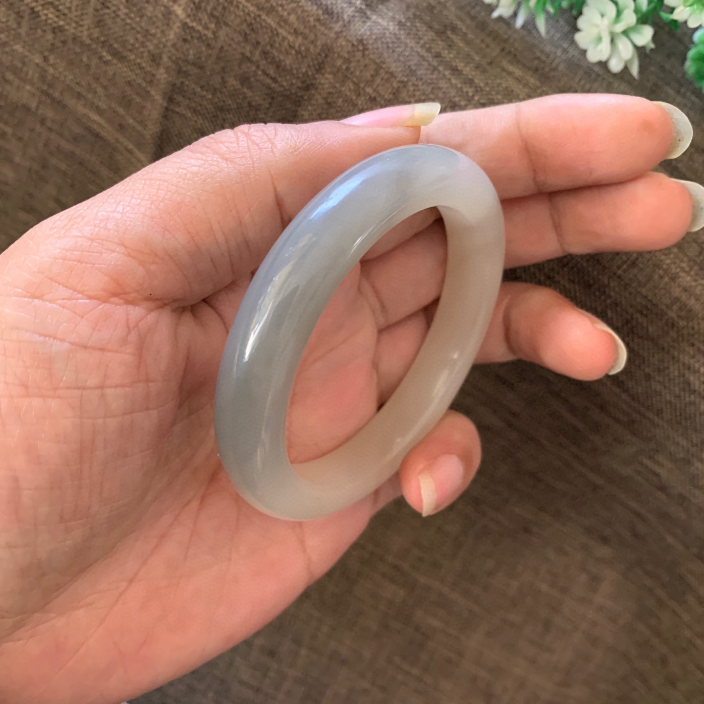 和田玉54.5圈口白加紫手镯，镯型古朴典雅。在诗情画意的雨巷相遇，你是我腕间的一抹风情，有你眸有深情.清风荡漾湖间静水，我愿俯身低眉，在烟波涟漪处寻