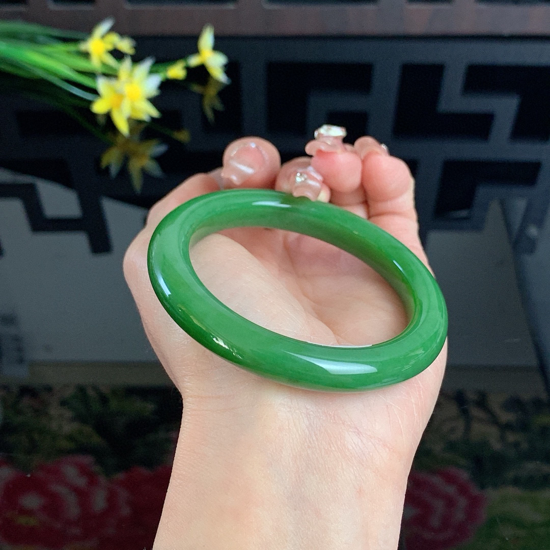 和田玉56圈口阳绿色碧玉手镯！黑皮料碧玉，玉质细腻油润 底色纯净 无裂无棉 脂粉好，品质高。