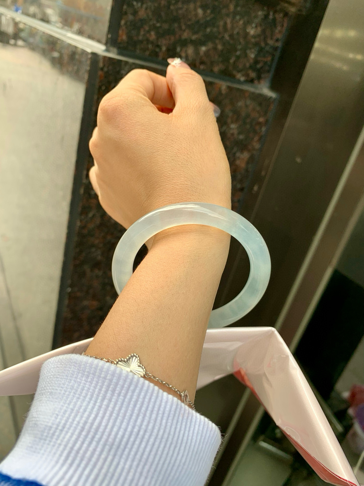 冰蓝圆条
55.2-9.1-9.1
打灯细纹，底妆冰润细腻，千变万化的冰晴蓝底色，拥有海的颜色，却散发着星空的光芒，这是一只来自冰川蓝的清冷气质仙女镯。