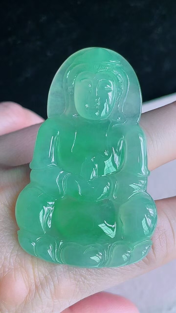 【翡翠名称】老坑种起胶冰晴阳绿观音吊坠
【翡翠尺寸】60.8/38/5.6mm
【翡翠描述】宝贝种老水足，玉质细腻，色泽靓丽，性价比高，佩戴效果好！
【其它赠送】权威证书/精美挂绳盒子/支持全国复检