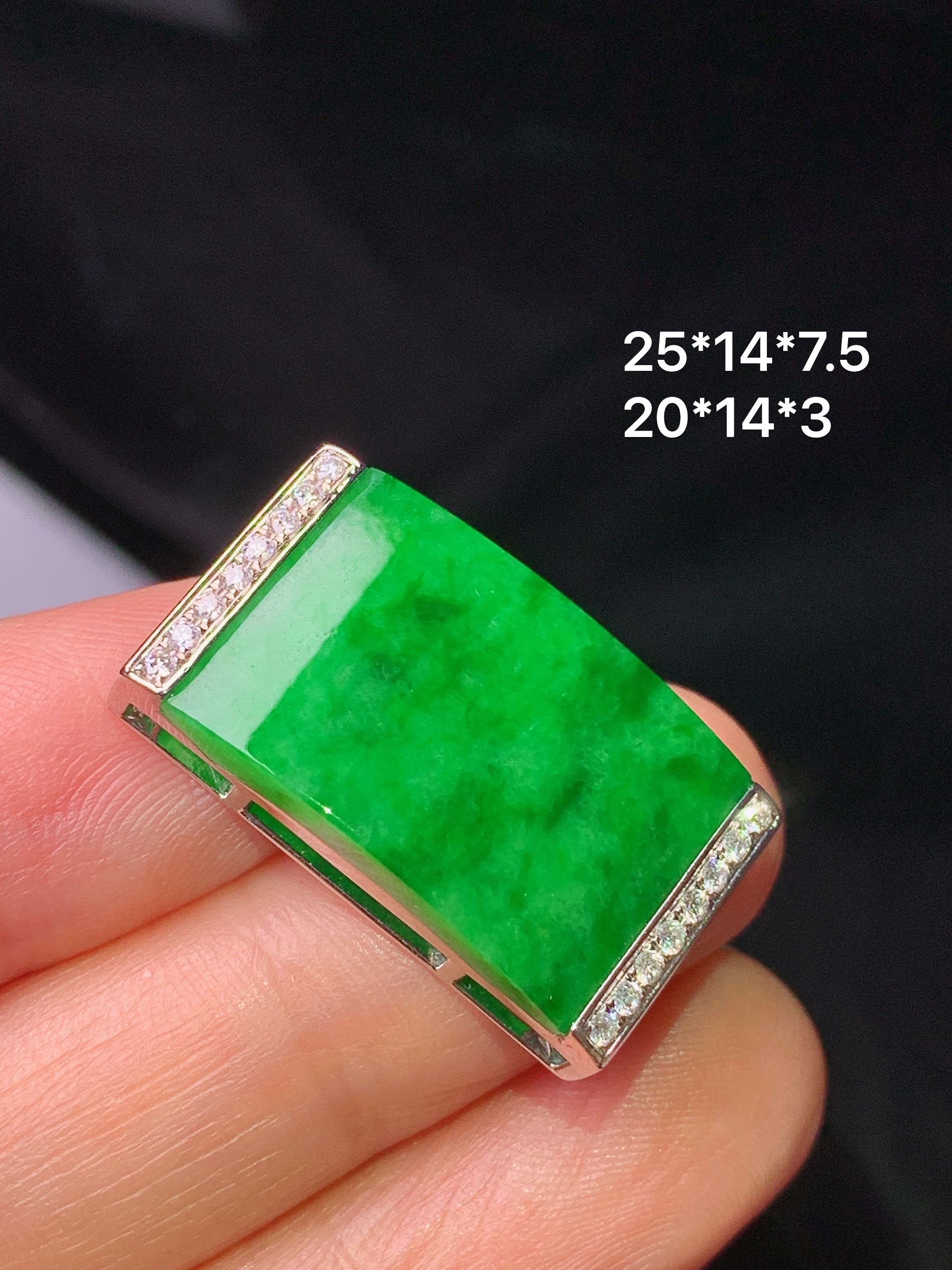 18k金钻镶嵌满绿无事牌吊坠 玉质细腻 色泽艳丽清新 水润亮眼 整体尺寸25*14*7.5