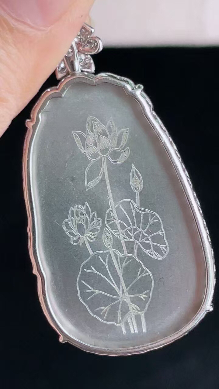 【翡翠名称】老坑种18K镶冰绿如意吊坠
【翡翠尺寸】含金47.5/25/6.6mm
【翡翠描述】宝贝种老水足，玉质细腻，色泽靓丽，性价比高，佩戴效果好！
【其它赠送】权威证书/精美挂绳盒子/支持全国复检