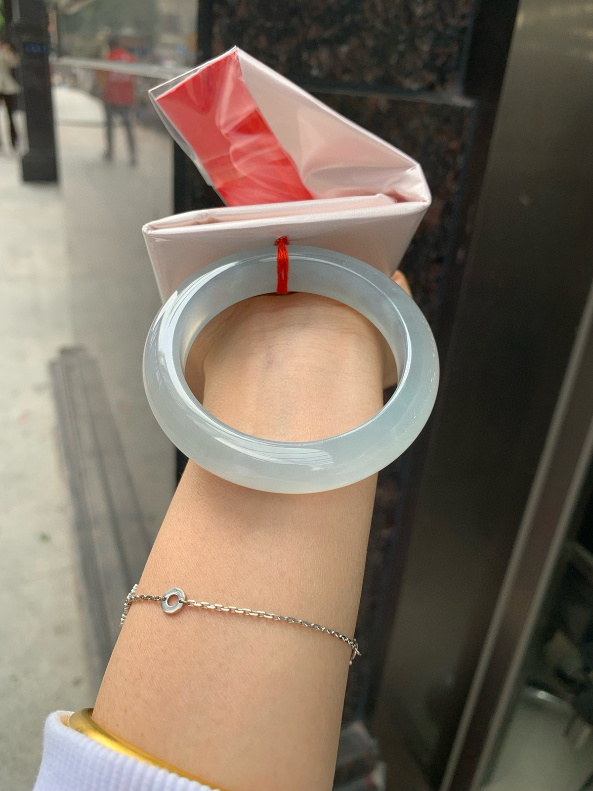 冰蓝正圈
53.3-8.7-12.9
打灯小细纹，底妆冰润细腻，千变万化的冰晴蓝底色，拥有海的颜色，却散发着星空的光芒，这是一只来自冰川蓝的清冷气质仙女镯。