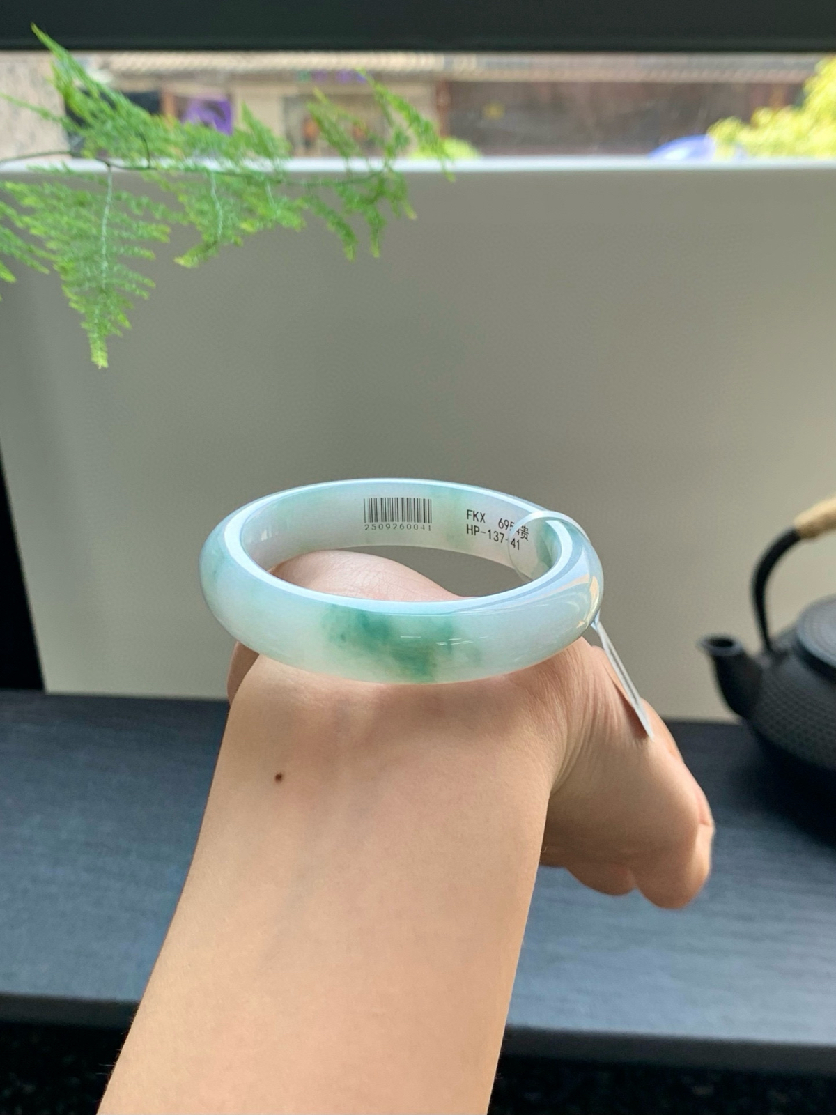 【冰飘花贵妃手镯】
抬手时绿意随光影流转仿佛腕间栖着一帧会动的江南水墨画微纹，54-12-7.5mm