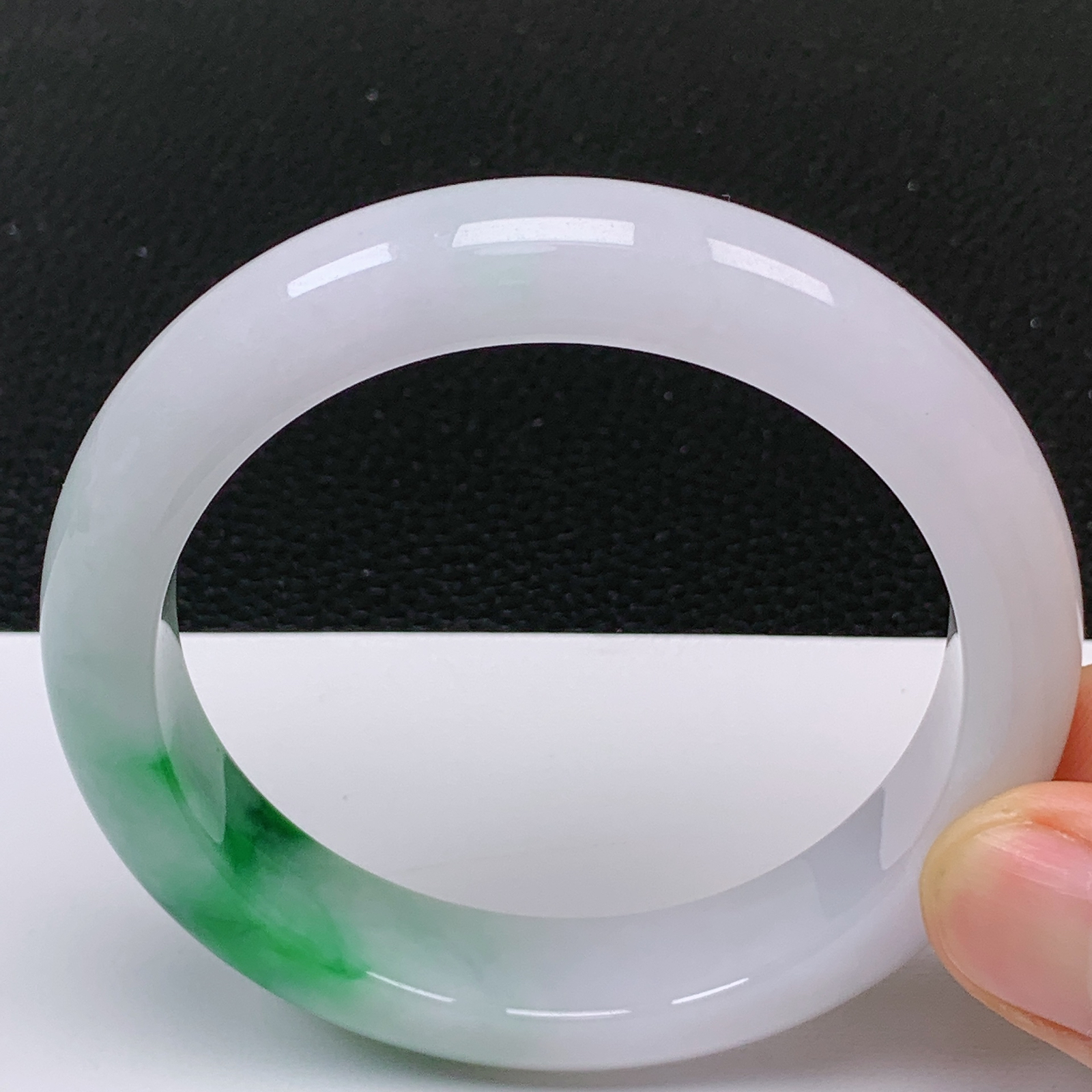 58～59圈口 缅甸翡翠A货老坑白底青飘阳绿手镯 尺寸58.2*12.8*9.1mm