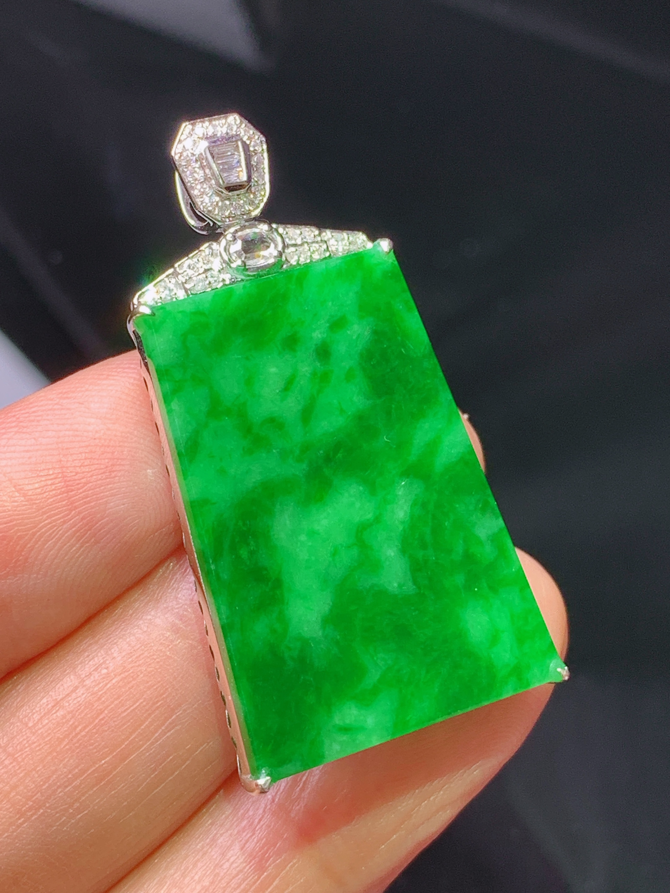 18k金钻镶嵌满绿无事牌吊坠 玉质细腻 色泽艳丽清新 水润亮眼 整体尺寸39.2*20*5.3