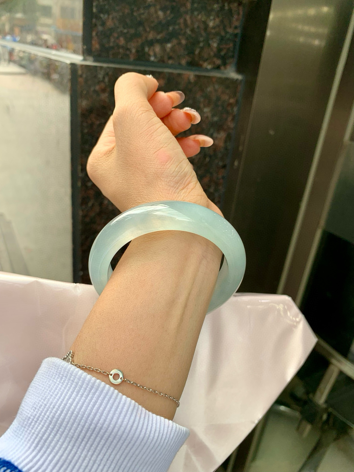 冰蓝宽版正圈
57-9.2-14.7
打灯多出细纹需要包容，底妆冰润细腻，千变万化的冰晴蓝底色，拥有海的颜色，却散发着星空的光芒，这是一只来自冰川蓝的清冷气质仙女镯。