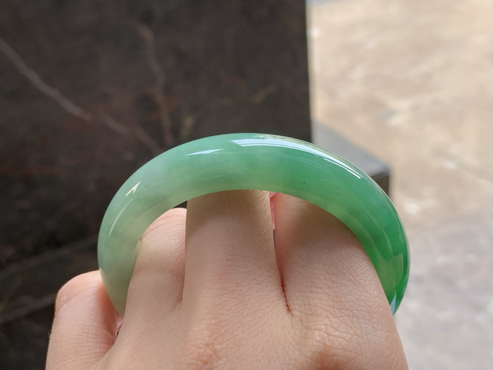 糯种带色手镯
玉质细腻 51.3/12.3/8.5mm