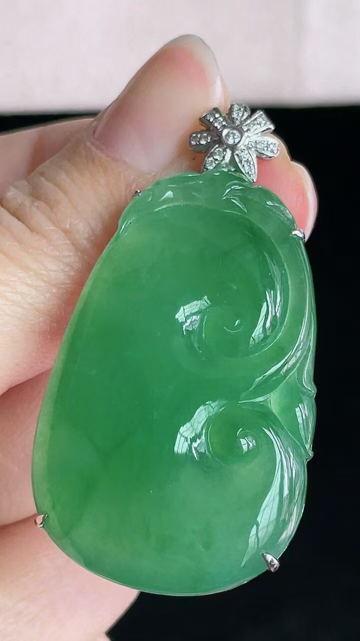 【翡翠名称】老坑种18K镶冰绿如意吊坠
【翡翠尺寸】含金47.5/25/6.6mm
【翡翠描述】宝贝种老水足，玉质细腻，色泽靓丽，性价比高，佩戴效果好！
【其它赠送】权威证书/精美挂绳盒子/支持全国复检