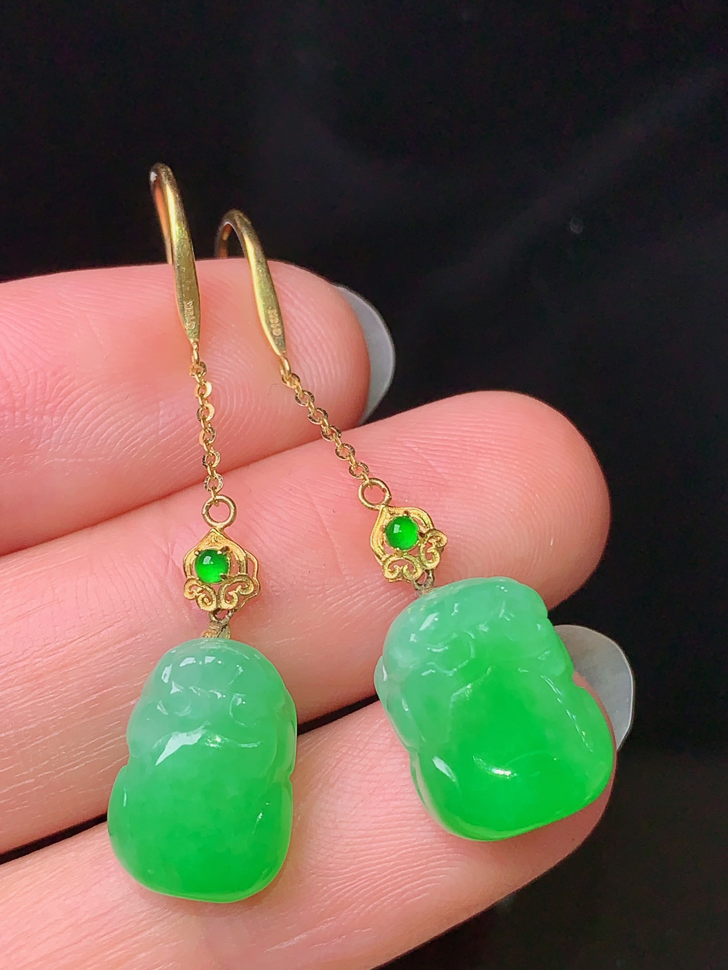18k金镶嵌翠绿貔貅耳坠 玉质细腻 色泽艳丽清新 水润亮眼 整体尺寸39.2*9.7*7