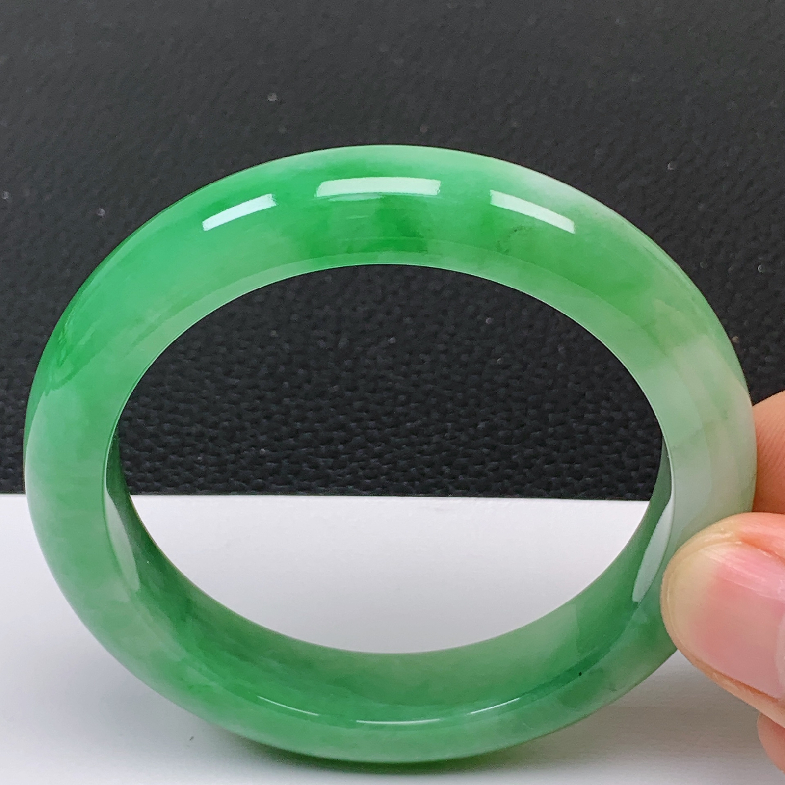 56～57圈口缅甸翡翠A货老坑冰润飘绿正圈手镯 尺寸56.6/12.5/8.8mm