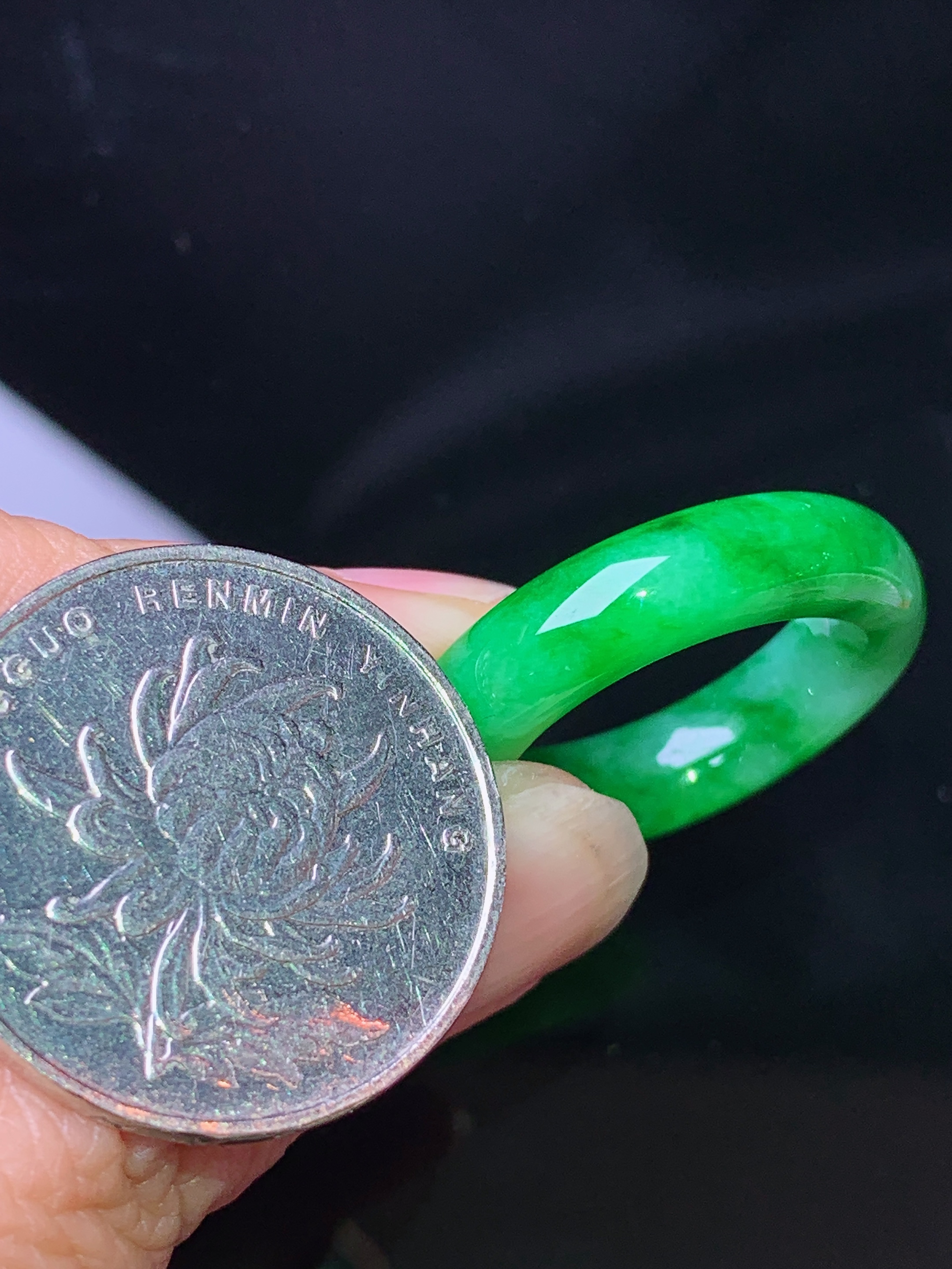 翠绿指环 玉质细腻 色泽艳丽清新 水润亮眼 圈口16 整体尺寸