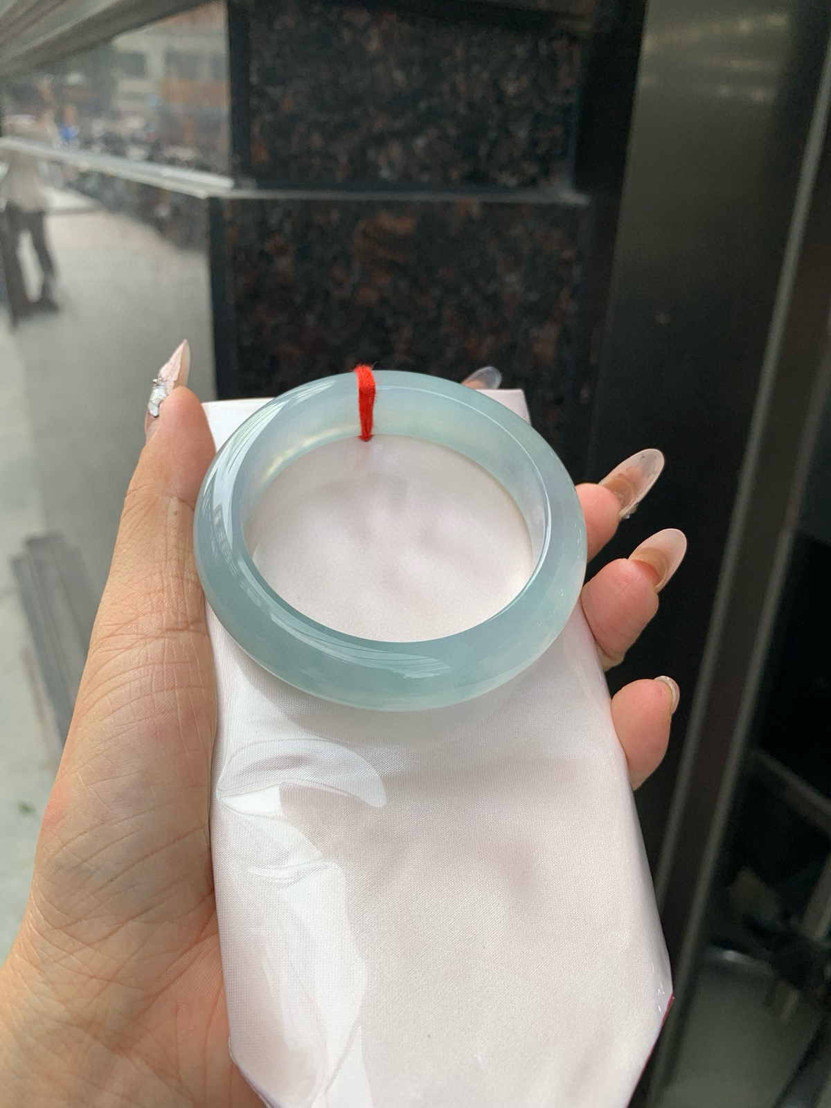 冰蓝宽版正圈
57-9.2-14.7
打灯多出细纹需要包容，底妆冰润细腻，千变万化的冰晴蓝底色，拥有海的颜色，却散发着星空的光芒，这是一只来自冰川蓝的清冷气质仙女镯。