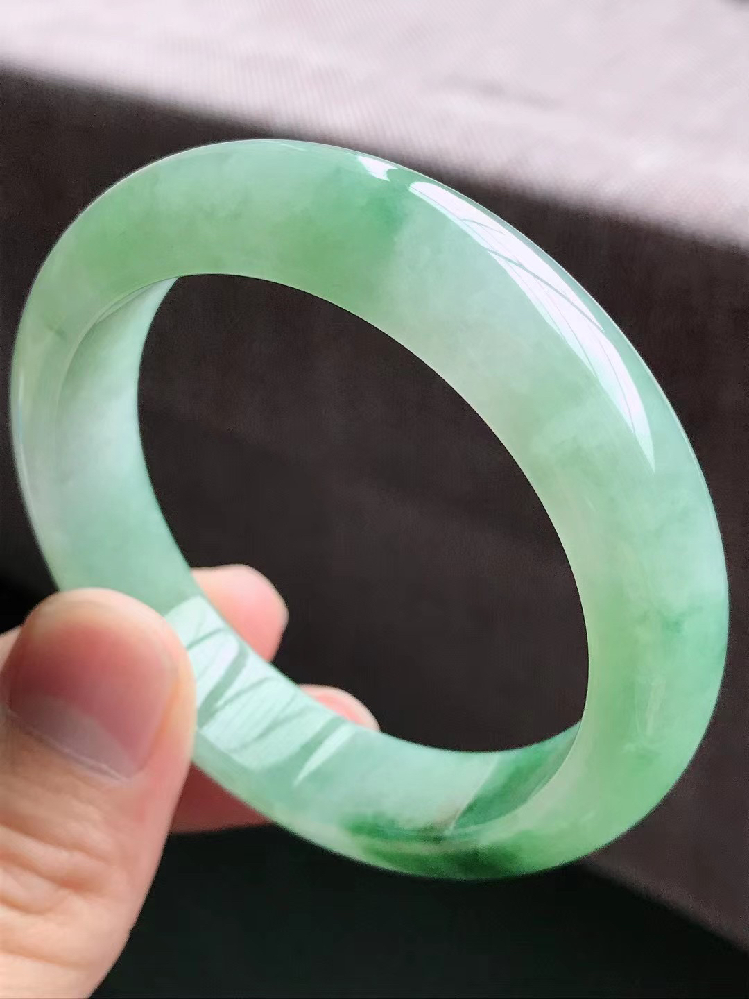 圈口55～56 天然翡翠老坑冰润飘花正圈手镯 尺寸55.5*13.5*8.6mm