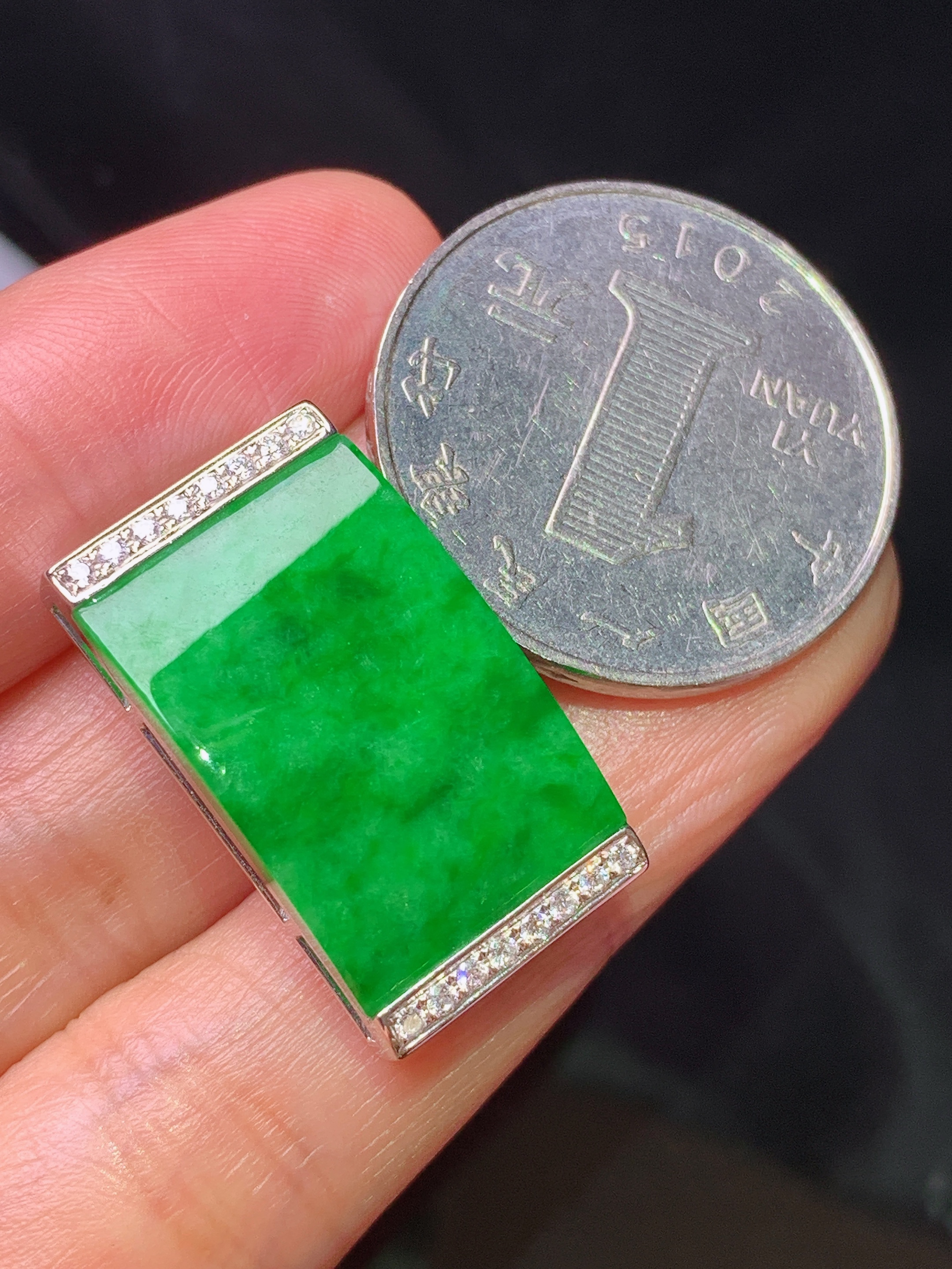 18k金钻镶嵌满绿无事牌吊坠 玉质细腻 色泽艳丽清新 水润亮眼 整体尺寸25*14*7.5