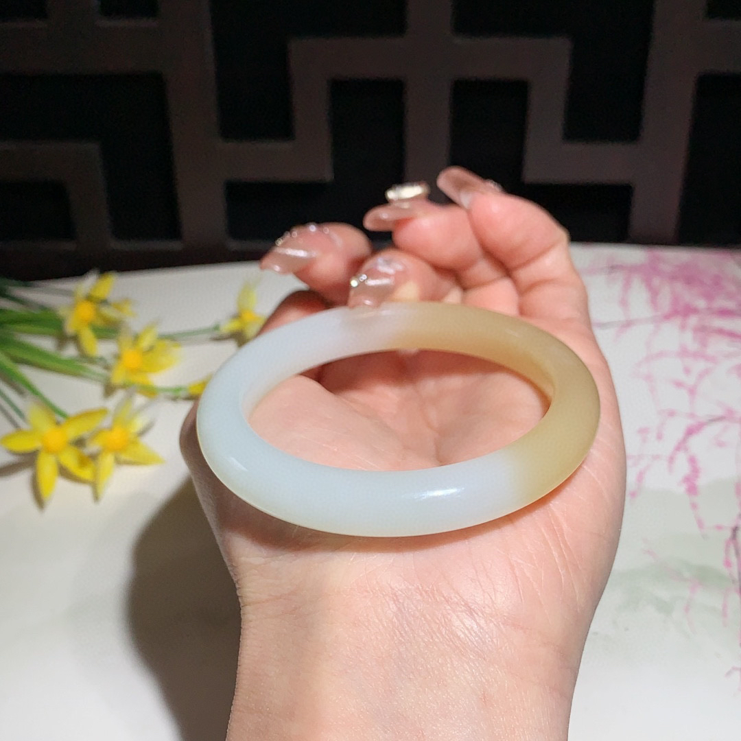 和田玉52圈口且末糖手镯！玉质细腻油润 底色纯净 无纹裂 脂粉好，品质高。