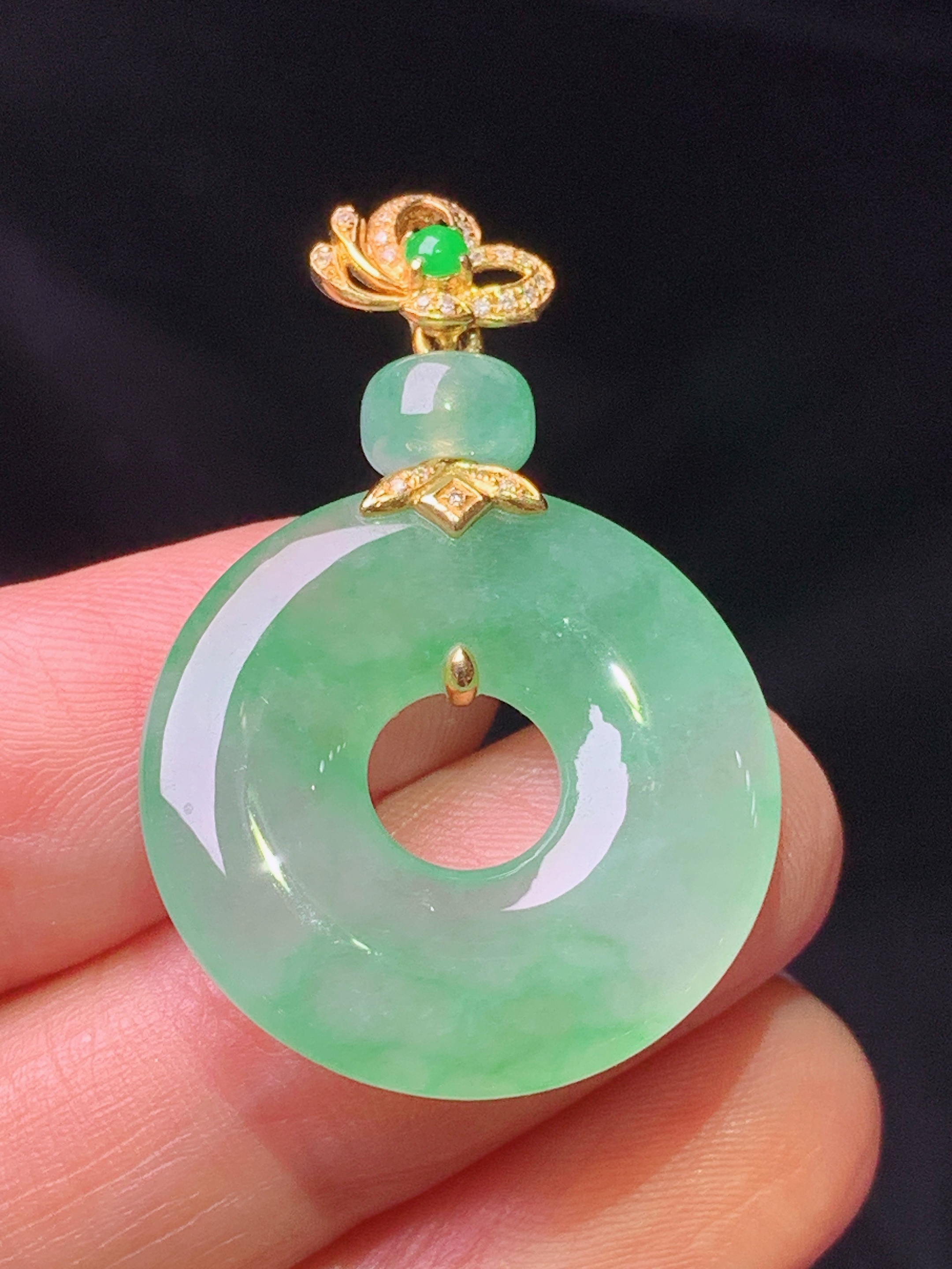 18k金钻镶嵌翠绿平安环吊坠 玉质细腻 色泽艳丽清新 水润亮眼 整体尺寸36.2*23.3*4