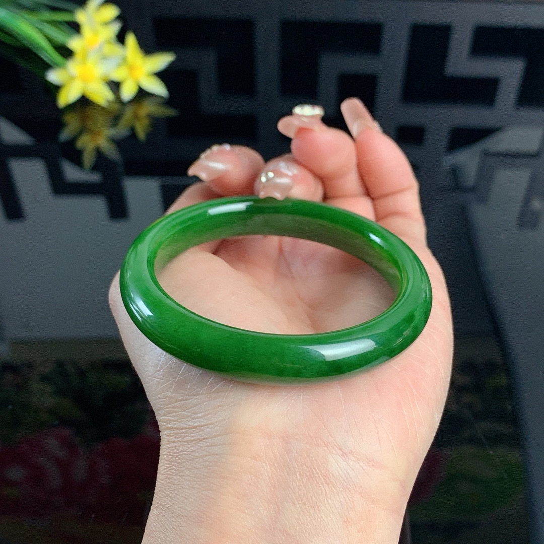 传家宝，和田玉55.5圈口阳绿色碧玉手镯！玉质细腻油润 底色纯净 无裂无棉 脂粉好，品质高。