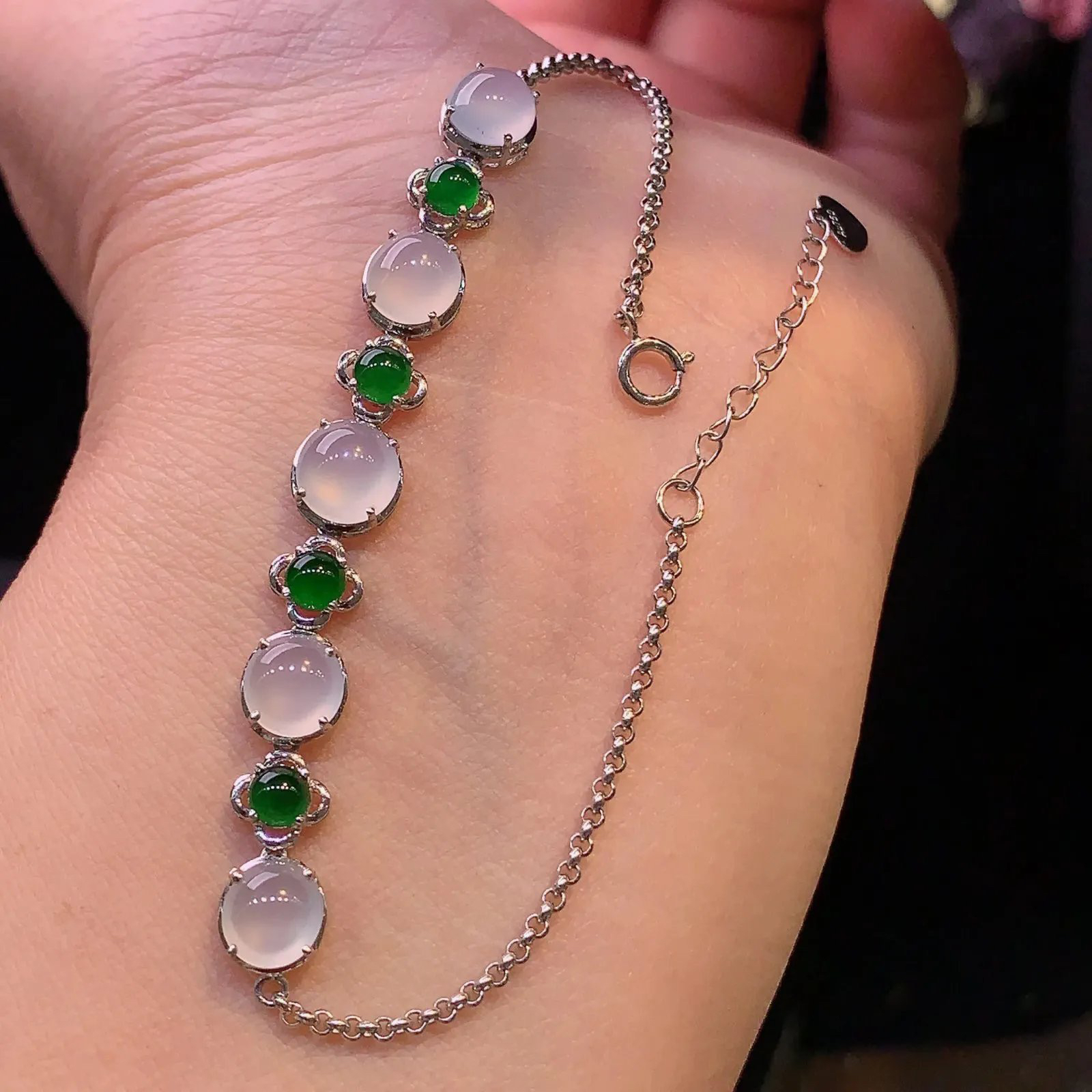 18k金镶嵌冰种蛋面手链 玉质细腻 色泽艳丽清新 水润亮眼 整体尺寸56.2*6.7*4.7