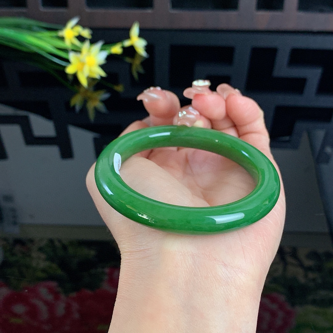 和田玉56圈口阳绿色碧玉手镯！黑皮料碧玉，玉质细腻油润 底色纯净 无裂无棉 脂粉好，品质高。