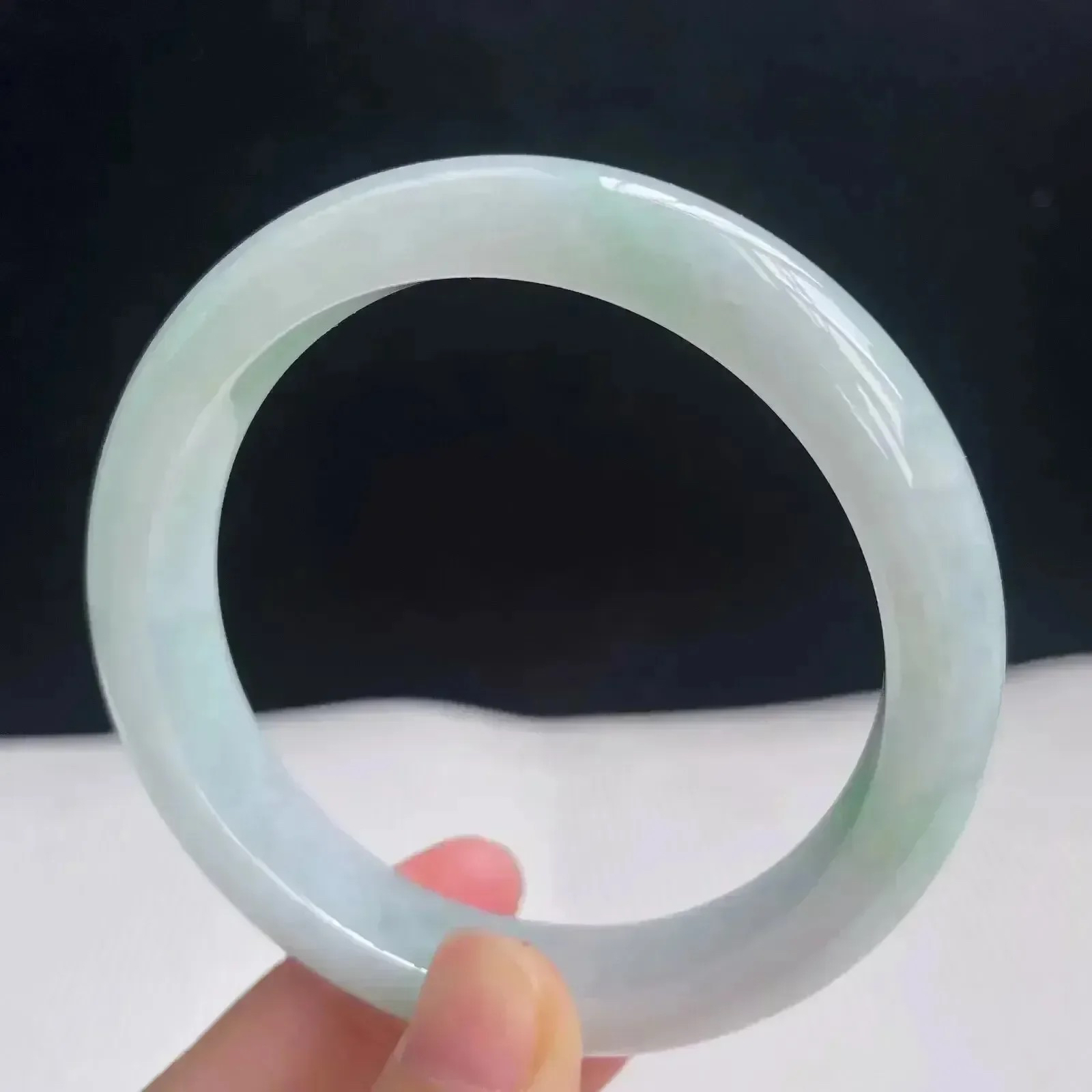 58.8mm自然光拍摄天然翡翠浅绿秀气好种水正圈手镯 58.19克