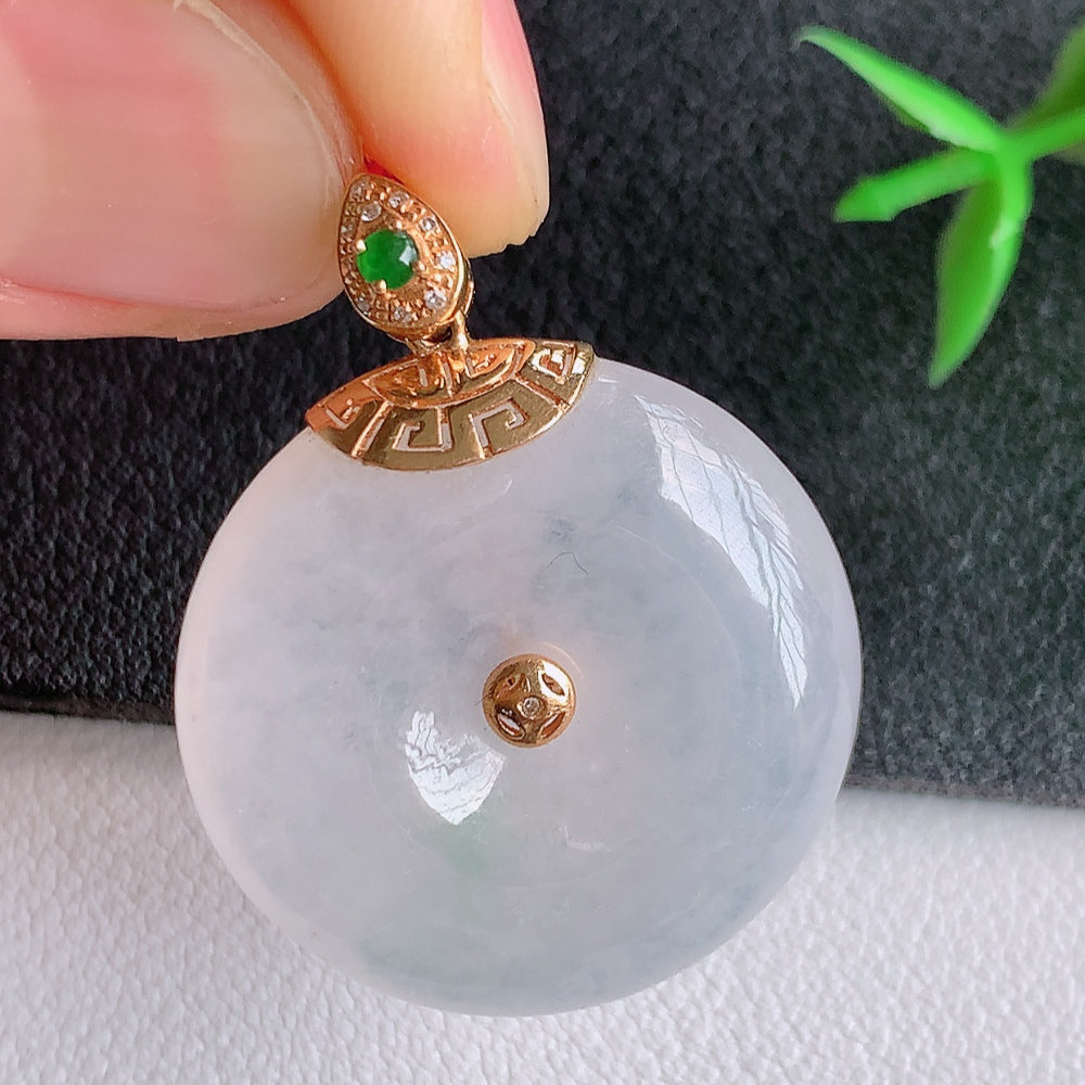 18k金伴钻冰润平安扣吊坠，厚装饱满，冰润剔透，细腻水足，种质润泽，飘花灵动，佩戴优雅大气，整体尺寸