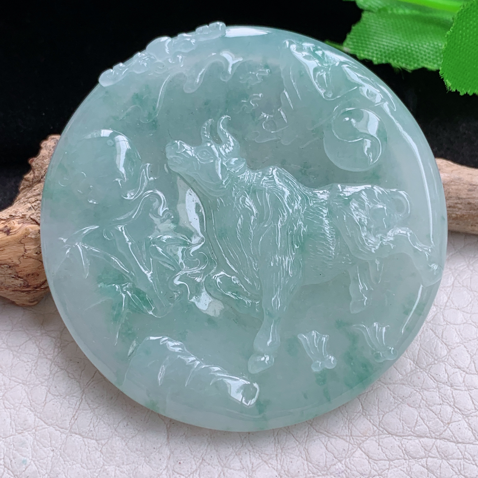 ktj实拍53*5.6缅甸天然翡翠冰飘花扭转乾坤 生肖牛圆牌玉项坠 玉挂件