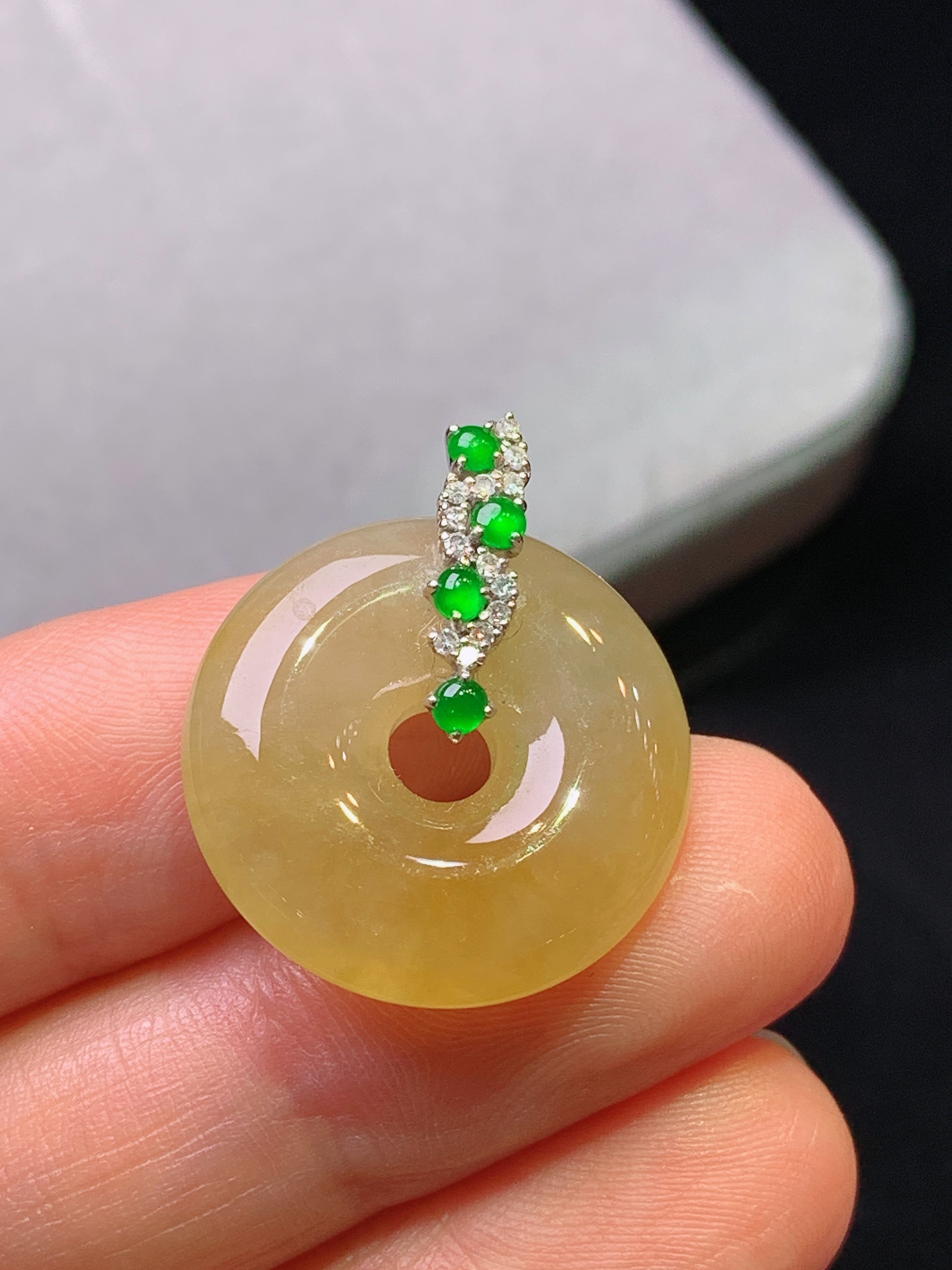 18k金钻镶嵌黄翡平安环吊坠 玉质细腻 色泽艳丽清新 水润亮眼 整体尺寸24.3*20.5*5.5