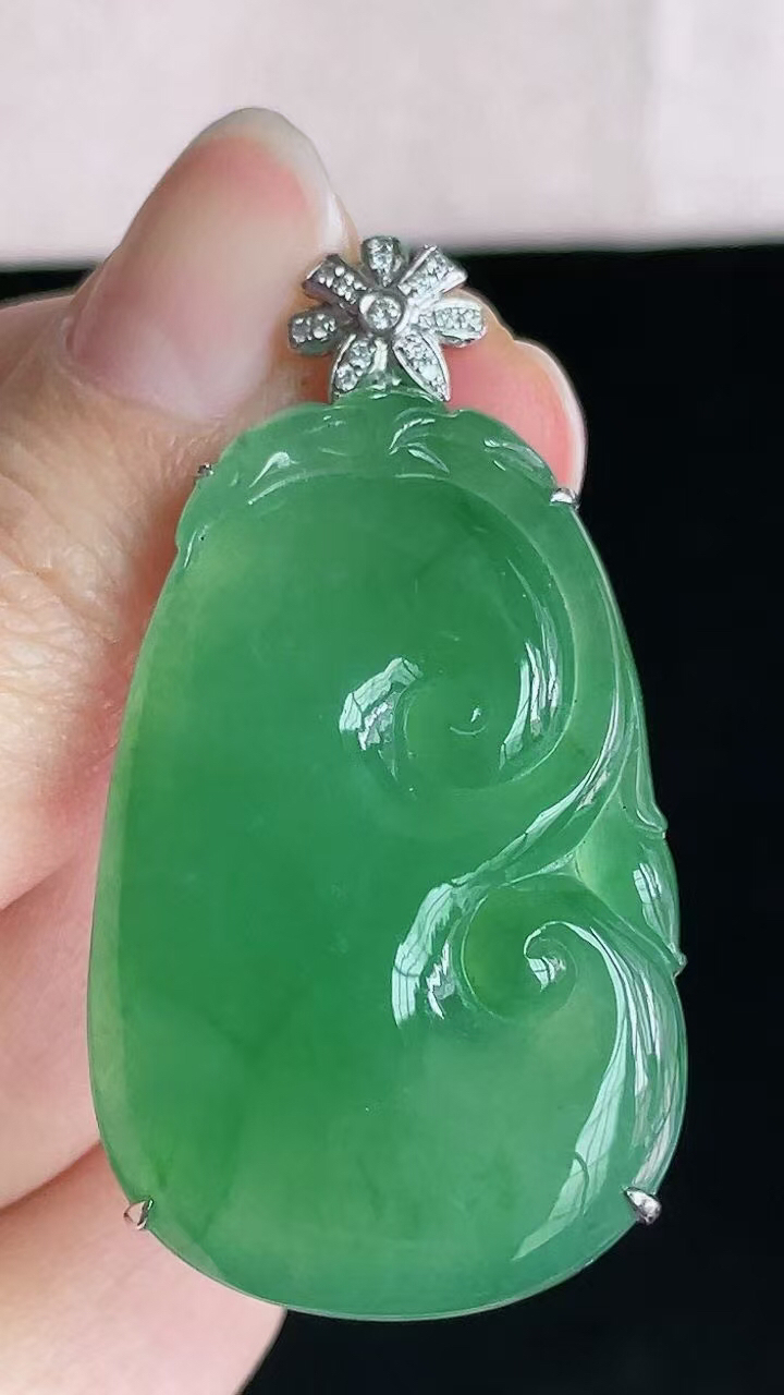 【翡翠名称】老坑种18K镶冰绿如意吊坠
【翡翠尺寸】含金47.5/25/6.6mm
【翡翠描述】宝贝
