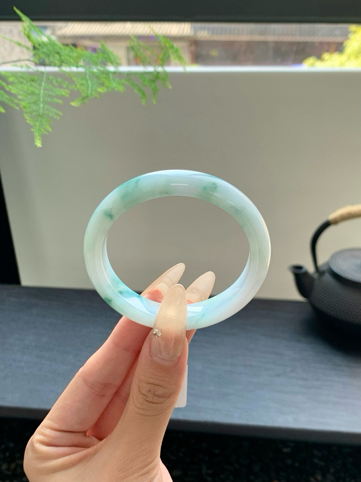 【冰飘花贵妃手镯】
抬手时绿意随光影流转仿佛腕间栖着一帧会动的江南水墨画微纹，54-12-7.5mm