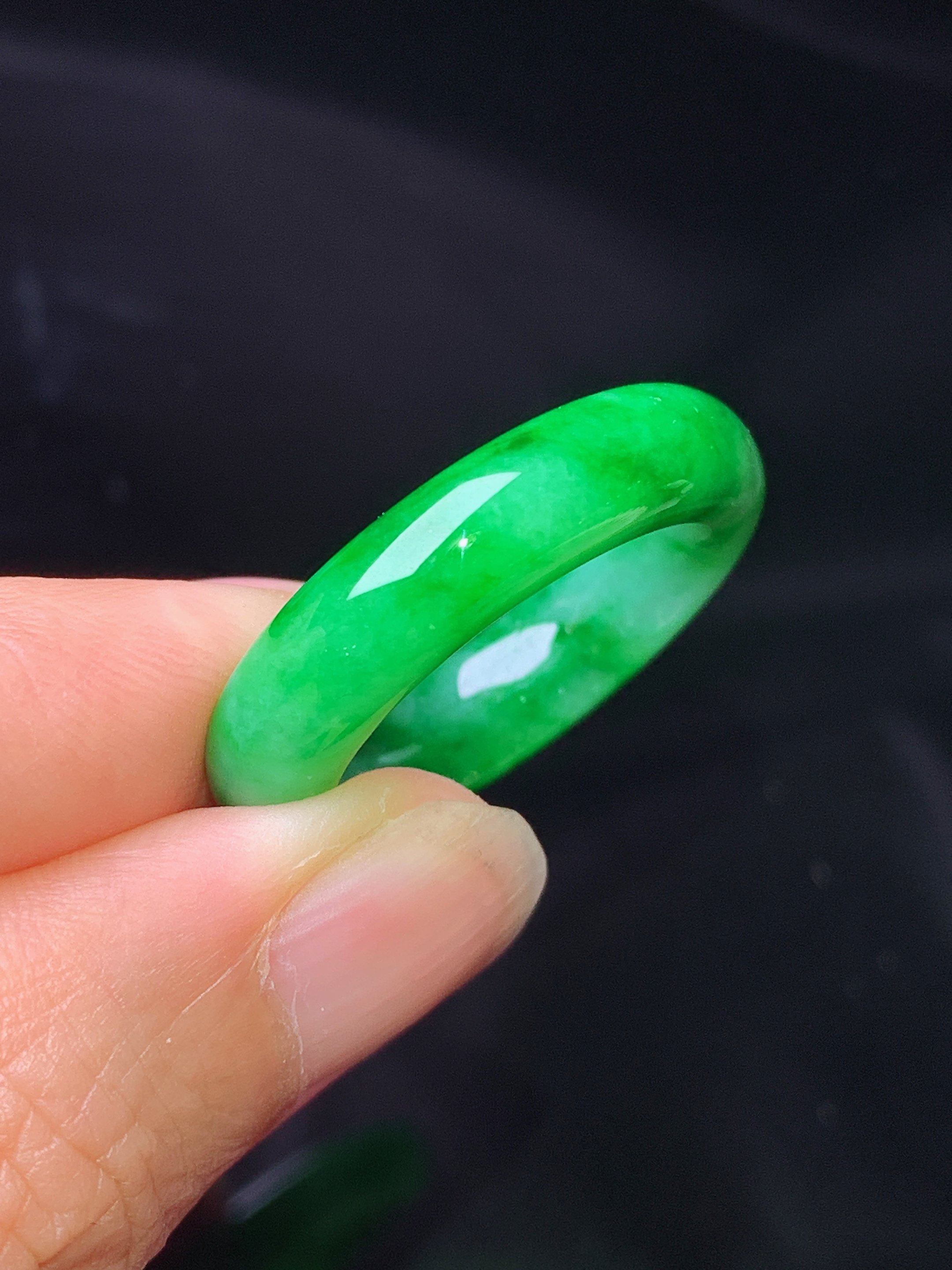 翠绿指环 玉质细腻 色泽艳丽清新 水润亮眼 圈口16 整体尺寸