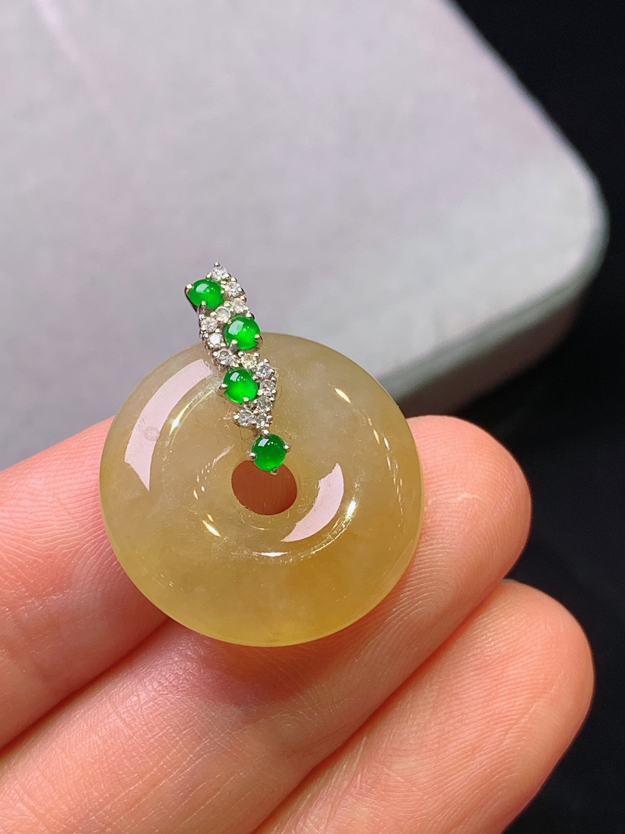 18k金钻镶嵌黄翡平安环吊坠 玉质细腻 色泽艳丽清新 水润亮眼 整体尺寸24.3*20.5*5.5