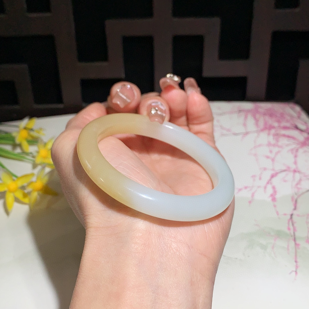 和田玉52圈口且末糖手镯！玉质细腻油润 底色纯净 无纹裂 脂粉好，品质高。