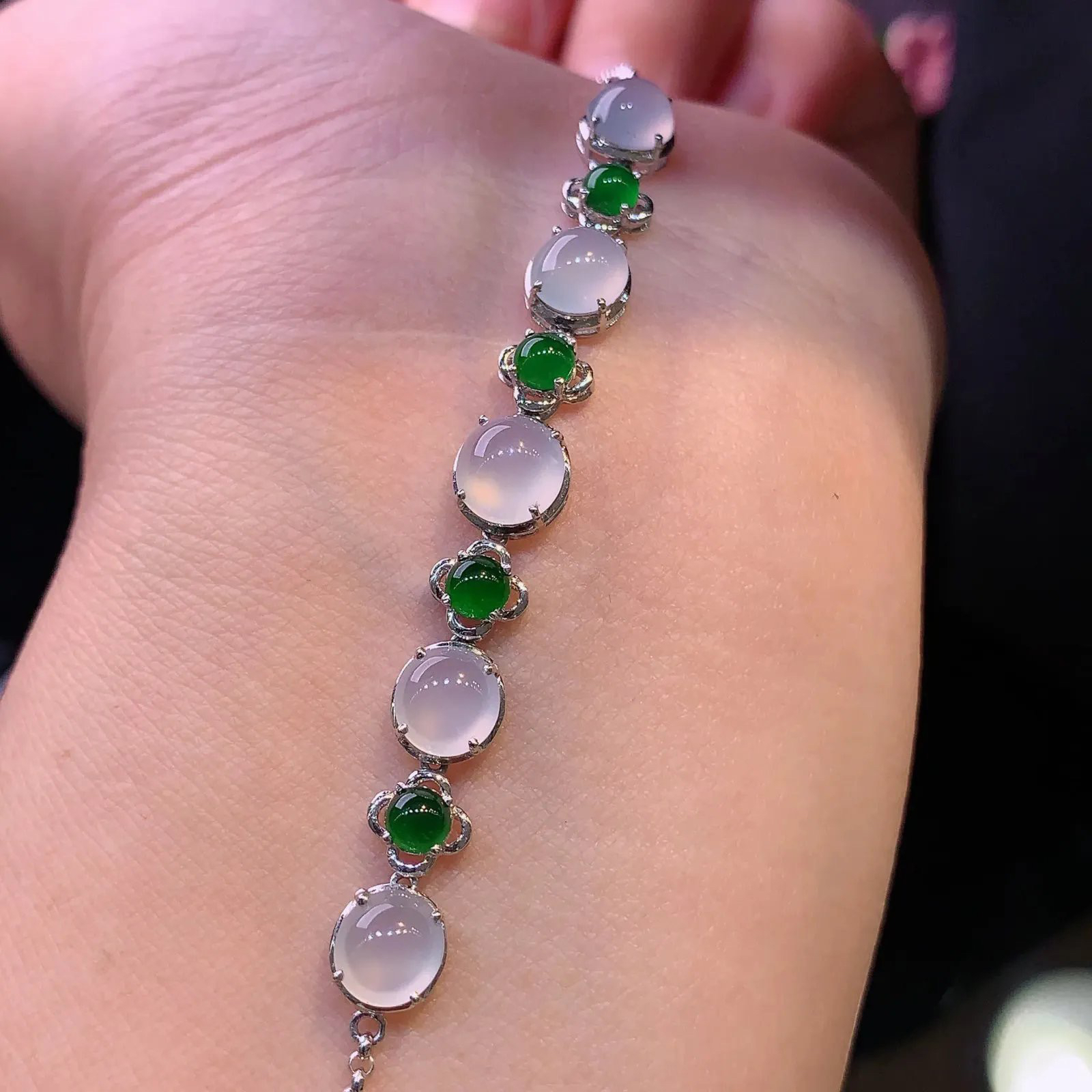 18k金镶嵌冰种蛋面手链 玉质细腻 色泽艳丽清新 水润亮眼 整体尺寸56.2*6.7*4.7