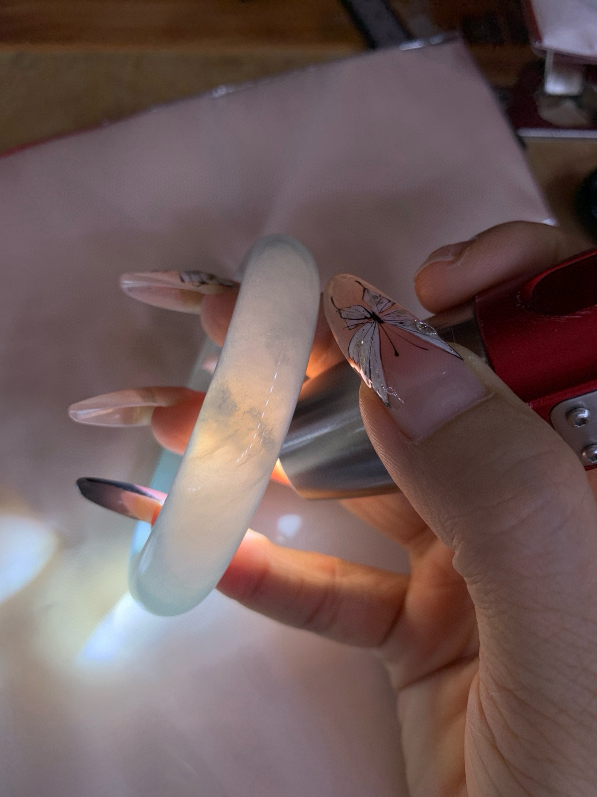 冰蓝正圈
53.3-8.7-12.9
打灯小细纹，底妆冰润细腻，千变万化的冰晴蓝底色，拥有海的颜色，却散发着星空的光芒，这是一只来自冰川蓝的清冷气质仙女镯。