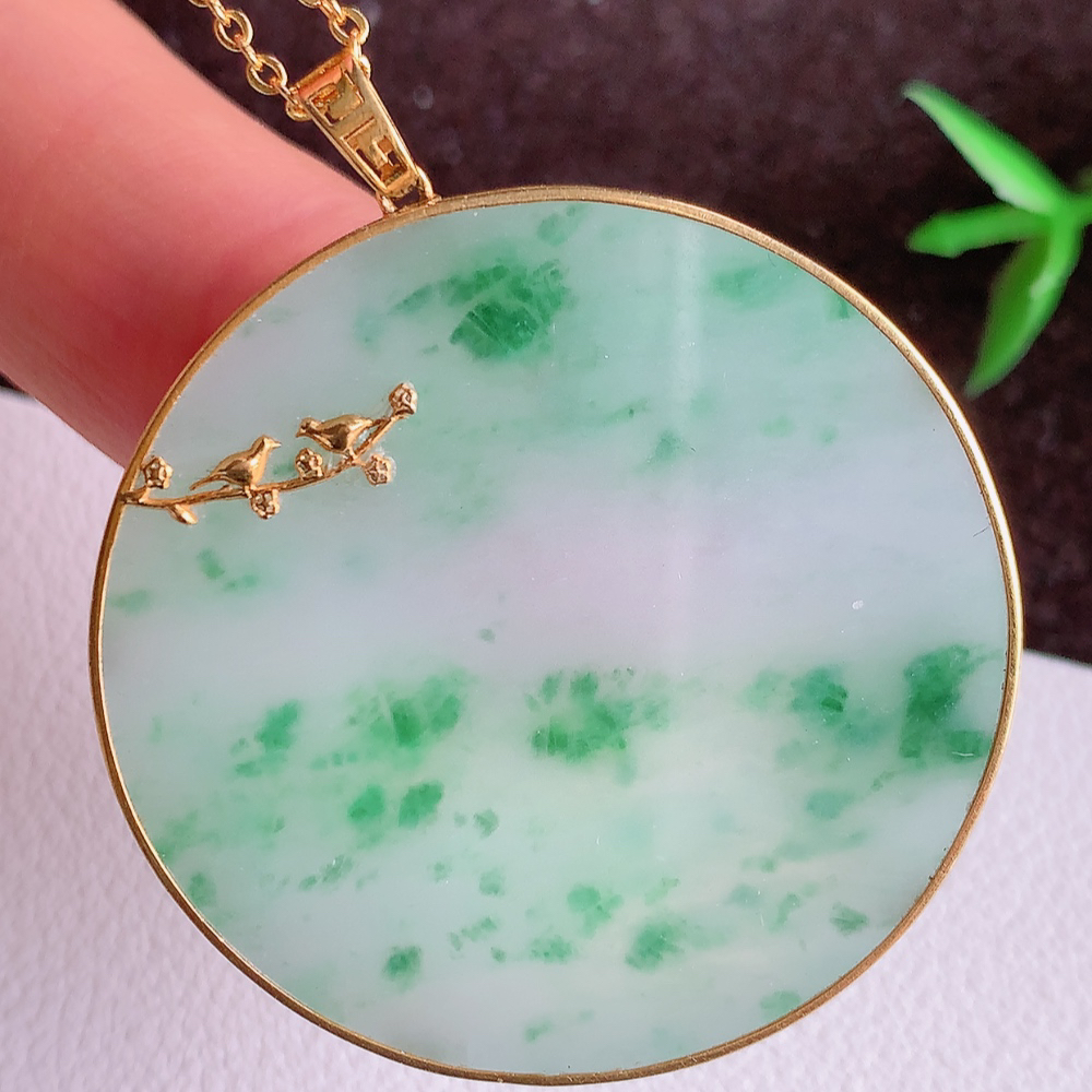 18k金冰润飘花无事牌翡翠吊坠，平平安安，万事如意，沁人心脾，清秀高雅   整体尺寸：42.5-37-3.5mm   裸石尺寸：37-2.5mm