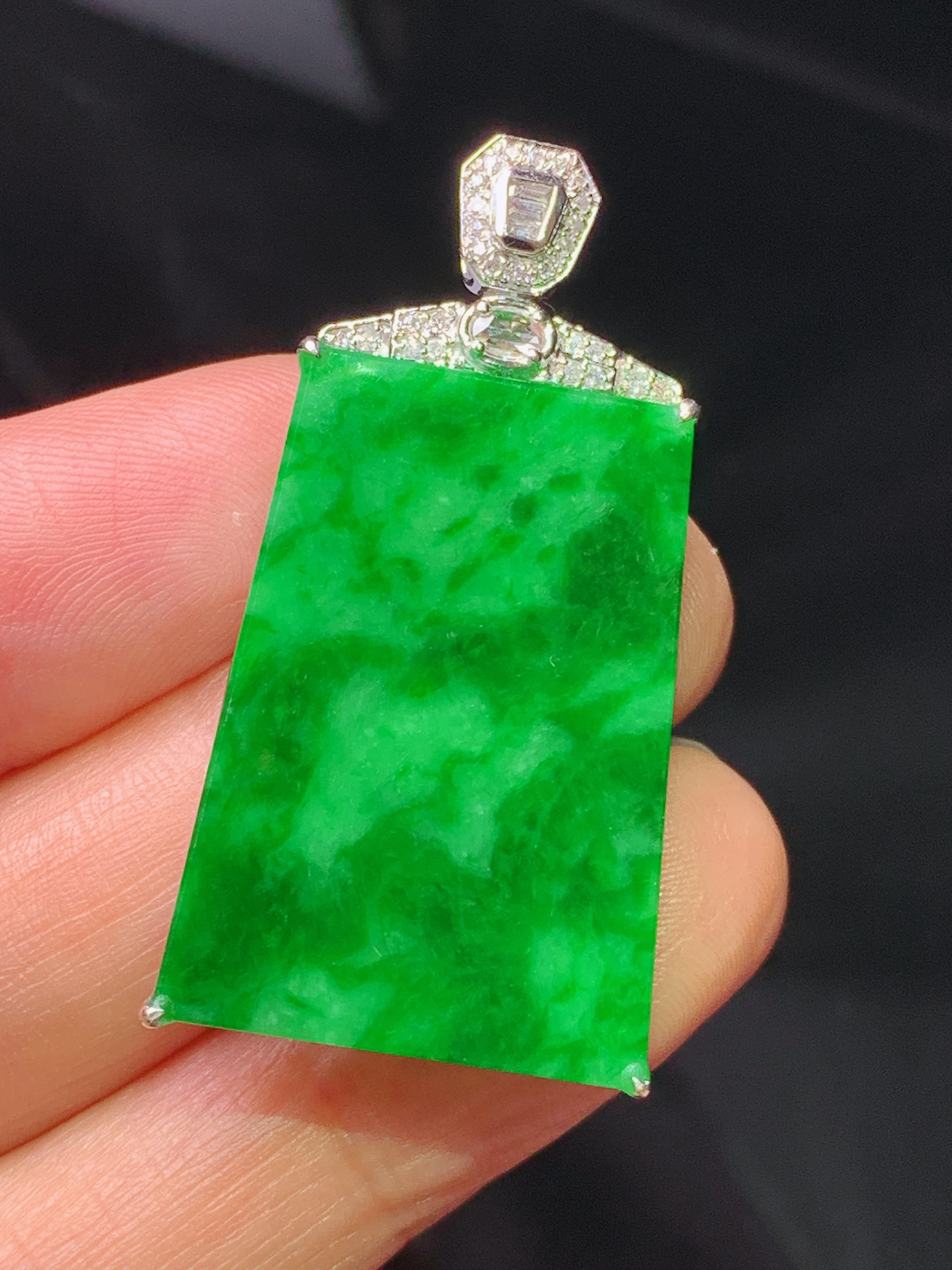 18k金钻镶嵌满绿无事牌吊坠 玉质细腻 色泽艳丽清新 水润亮眼 整体尺寸39.2*20*5.3