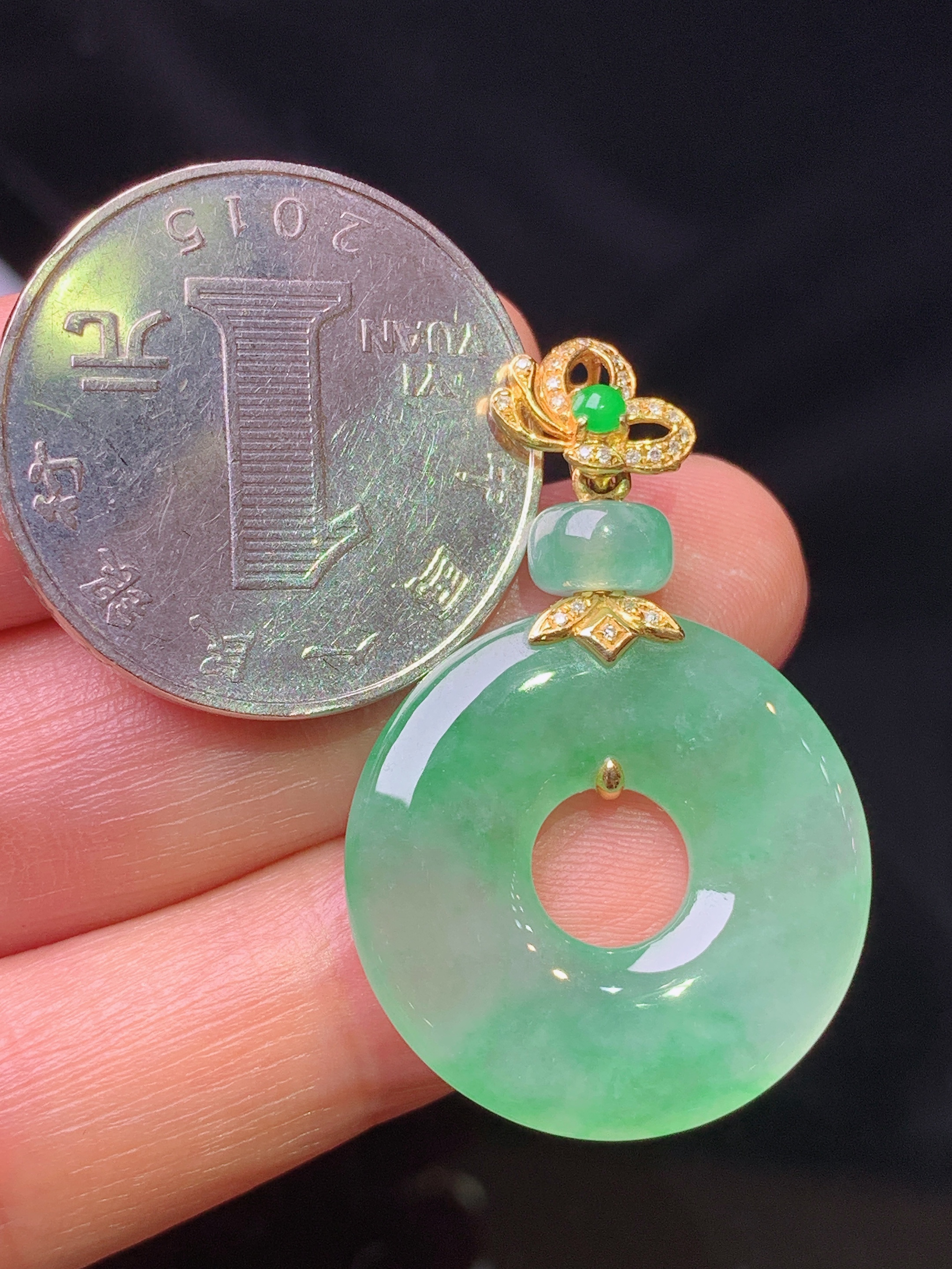 18k金钻镶嵌翠绿平安环吊坠 玉质细腻 色泽艳丽清新 水润亮眼 整体尺寸36.2*23.3*4